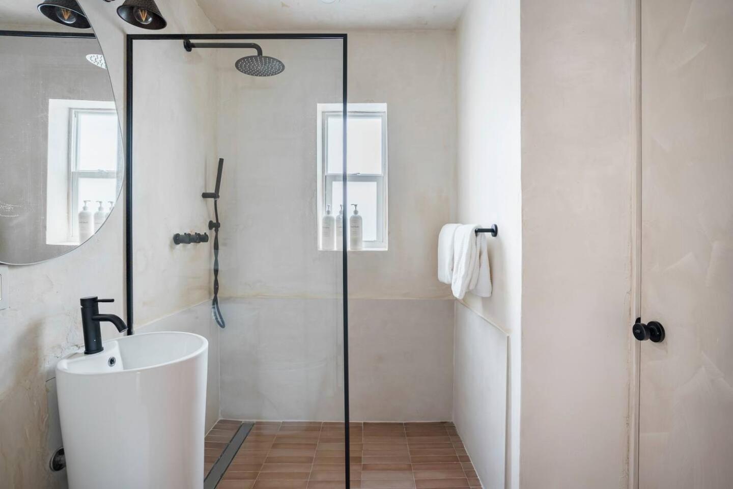 Two-Bedroom House - Photo 12