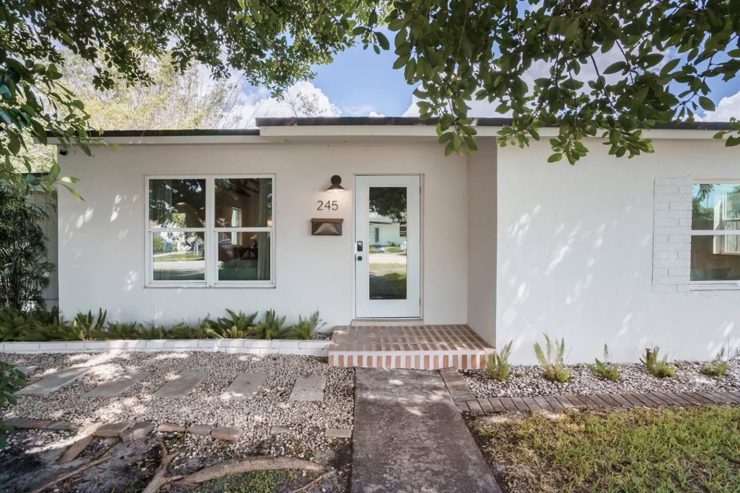 Two-Bedroom House - Photo 23