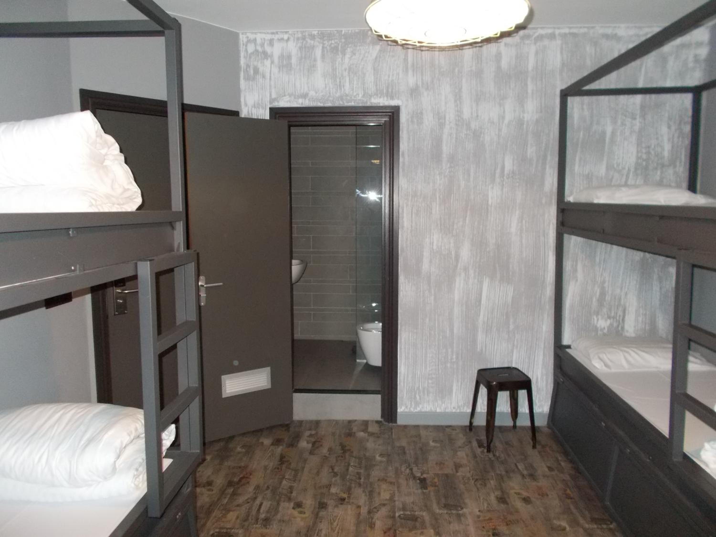 Suite (5 Adults) with private Bathroom photo 1