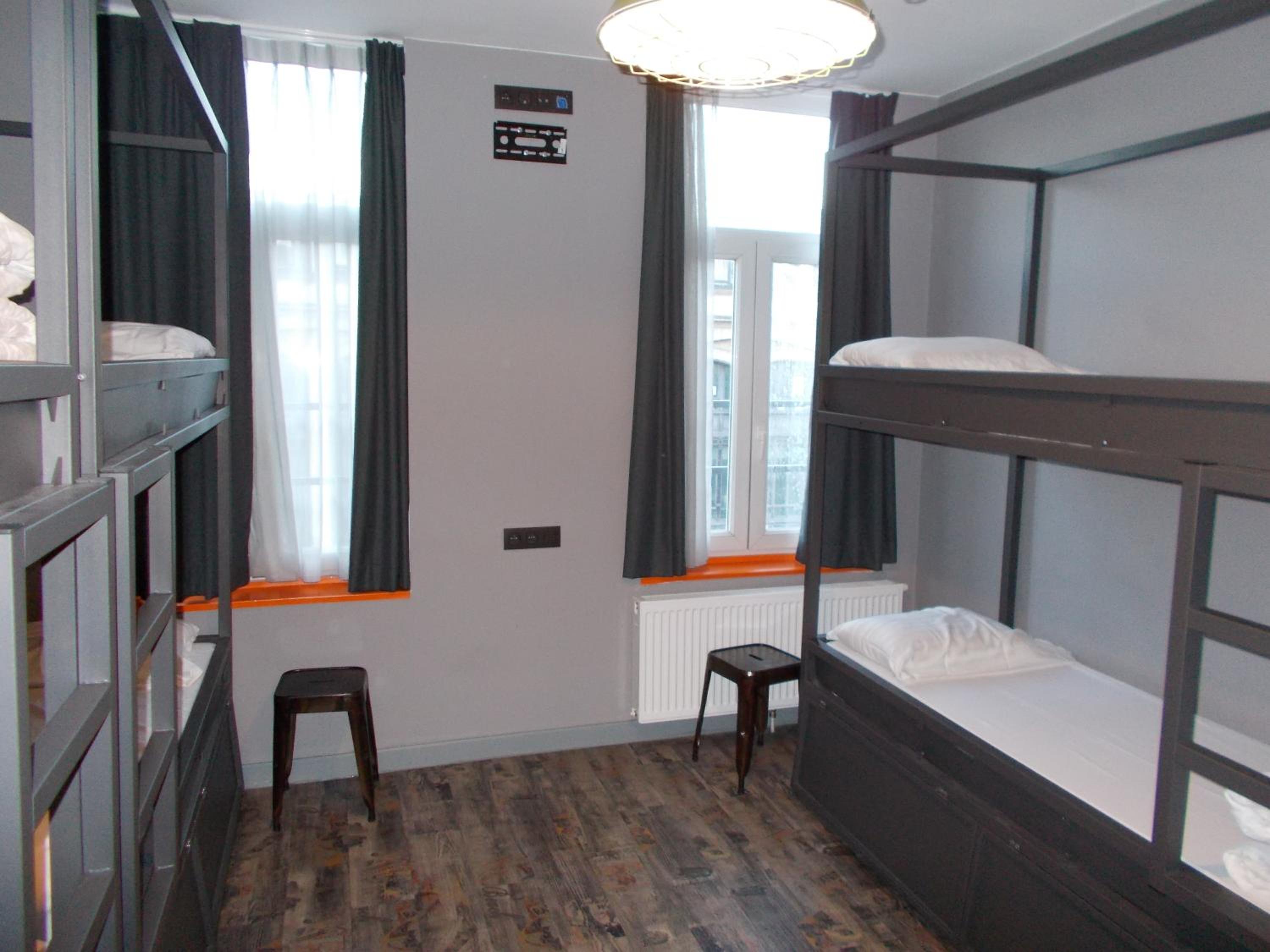 Suite (5 Adults) with private Bathroom photo 3