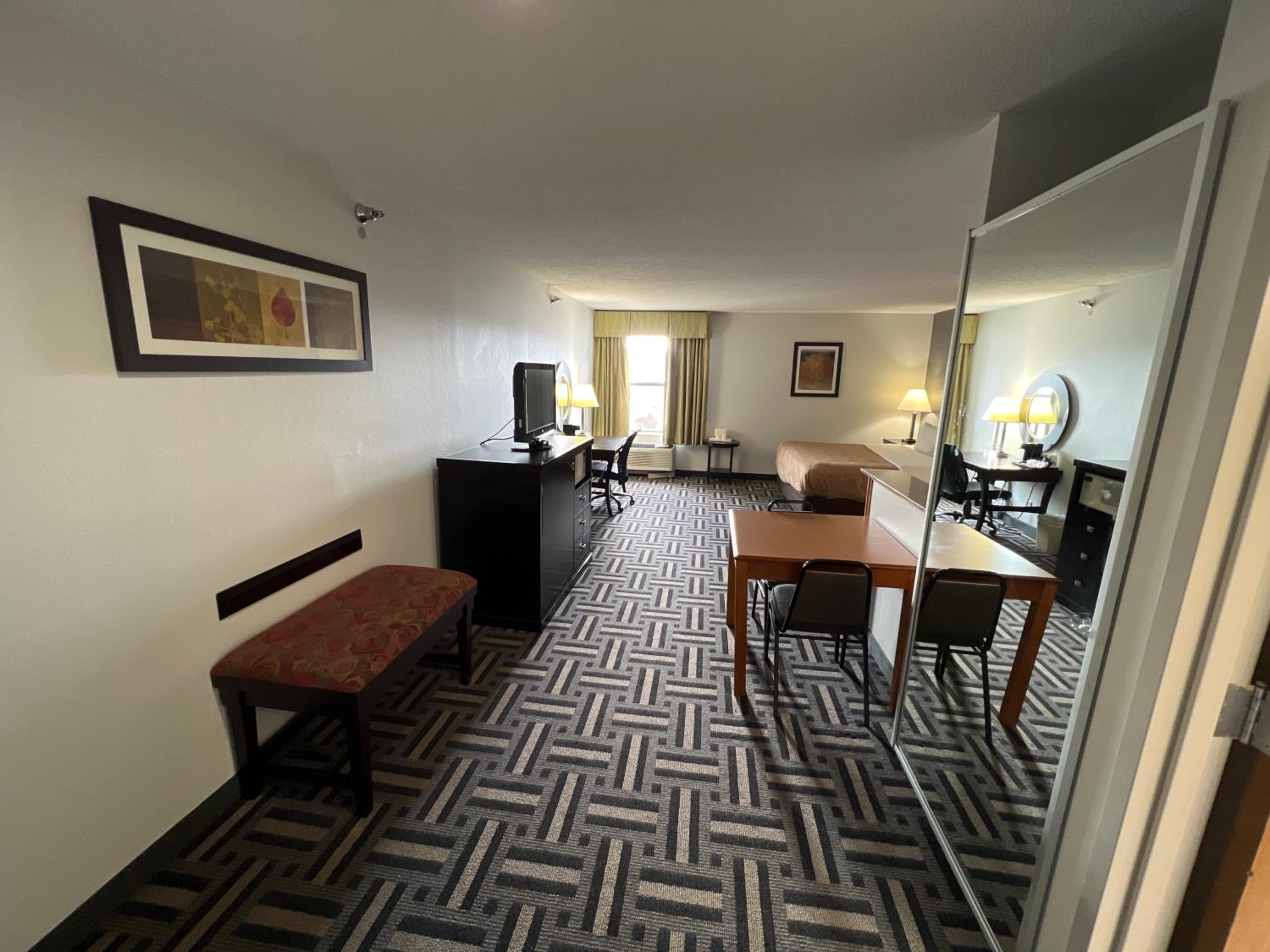 King Room - Non-Smoking - Photo 3