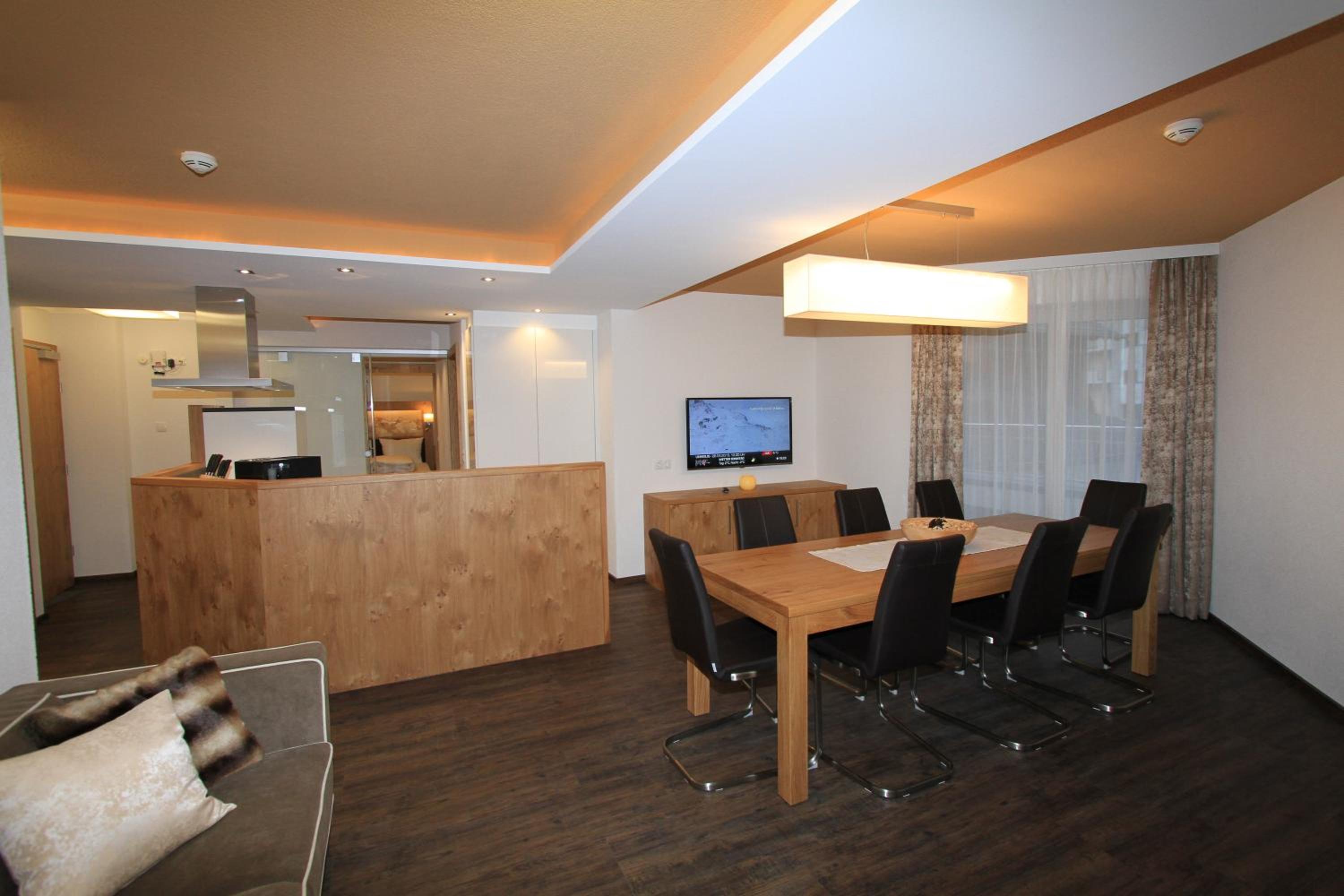 Large Three-Bedroom Apartment with Balcony photo 3