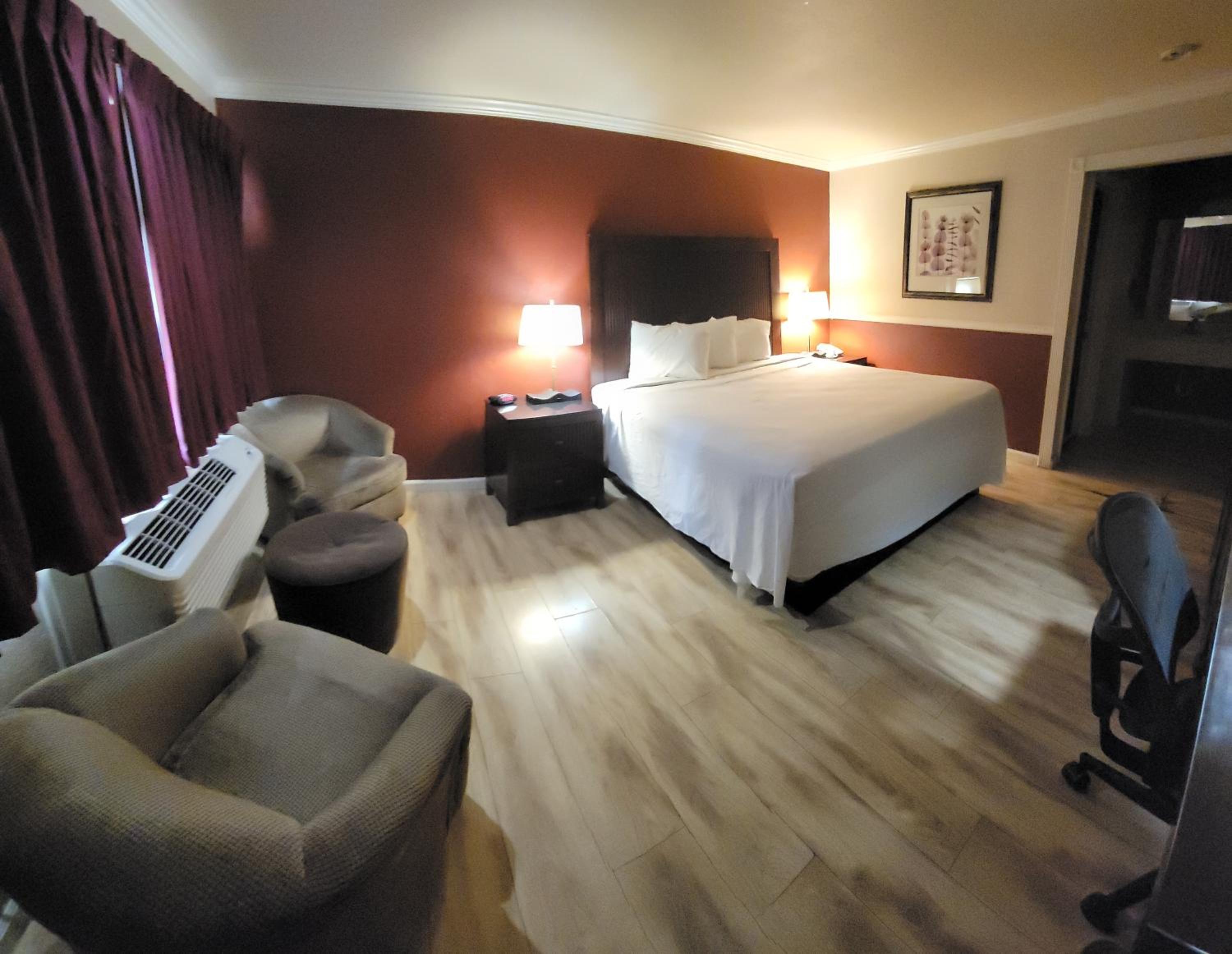 King Room - Non-Smoking - Photo 4