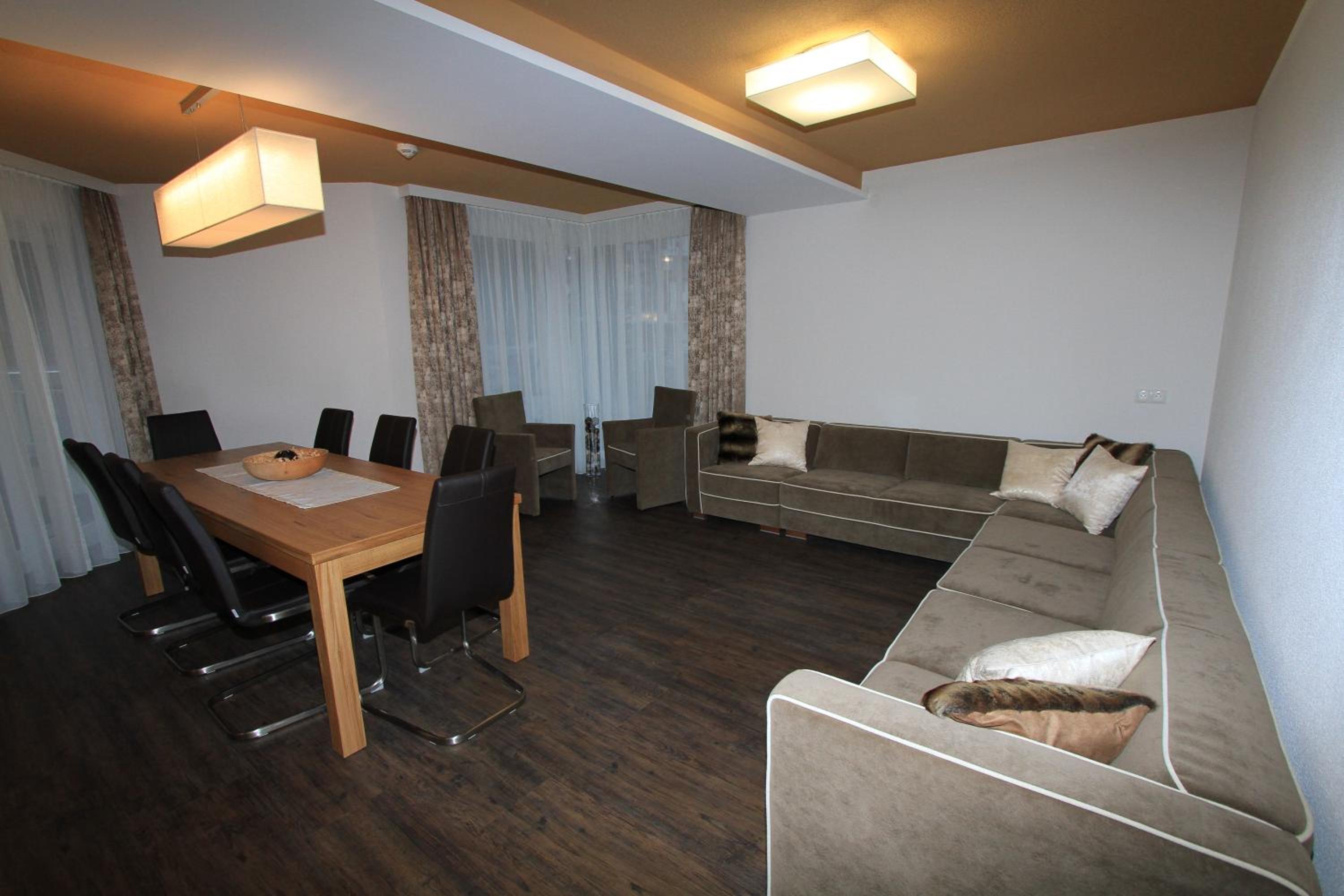 Large Three-Bedroom Apartment with Balcony photo 1