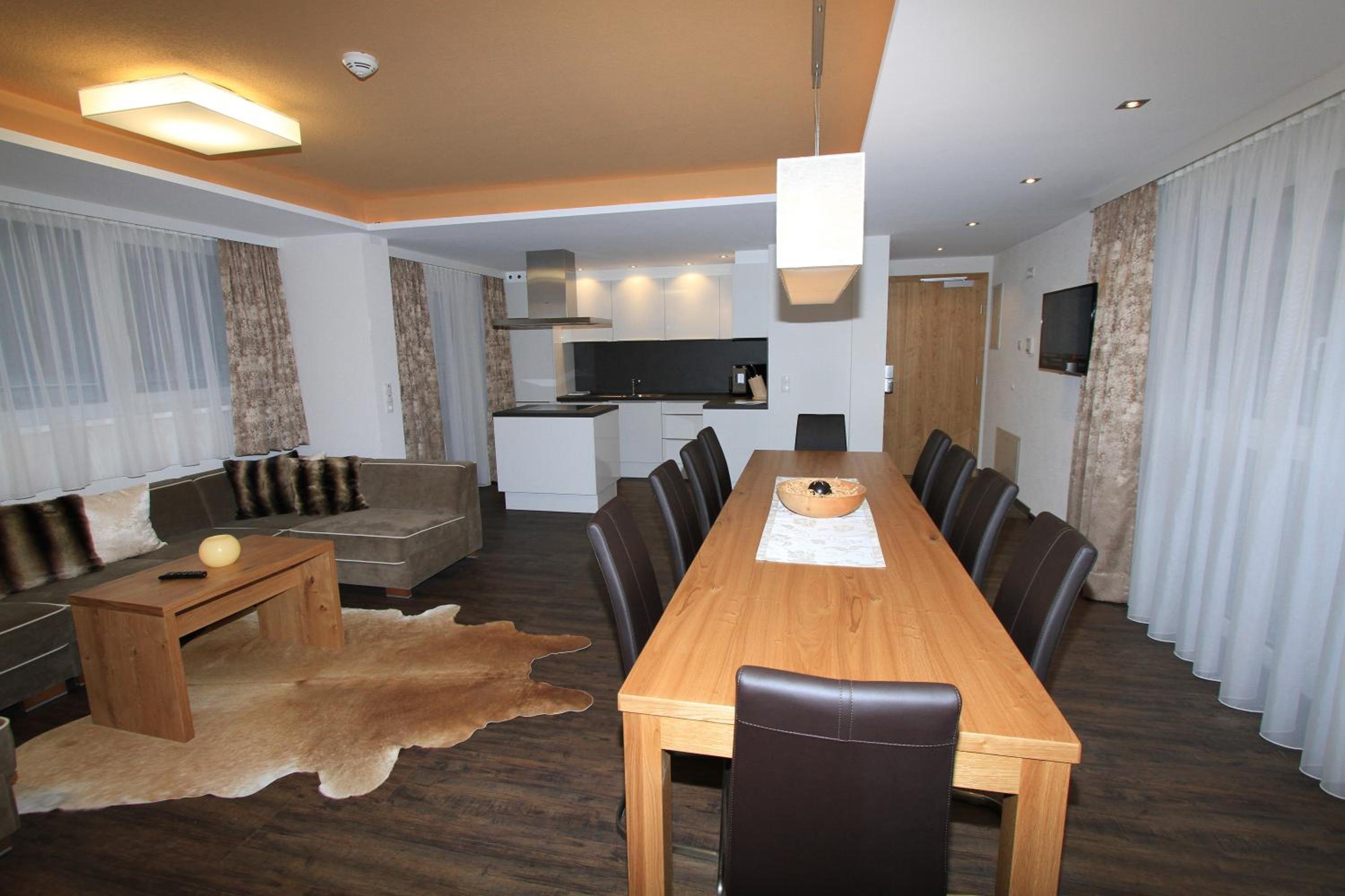 Duplex Four-Bedroom Apartment with Balcony photo 2