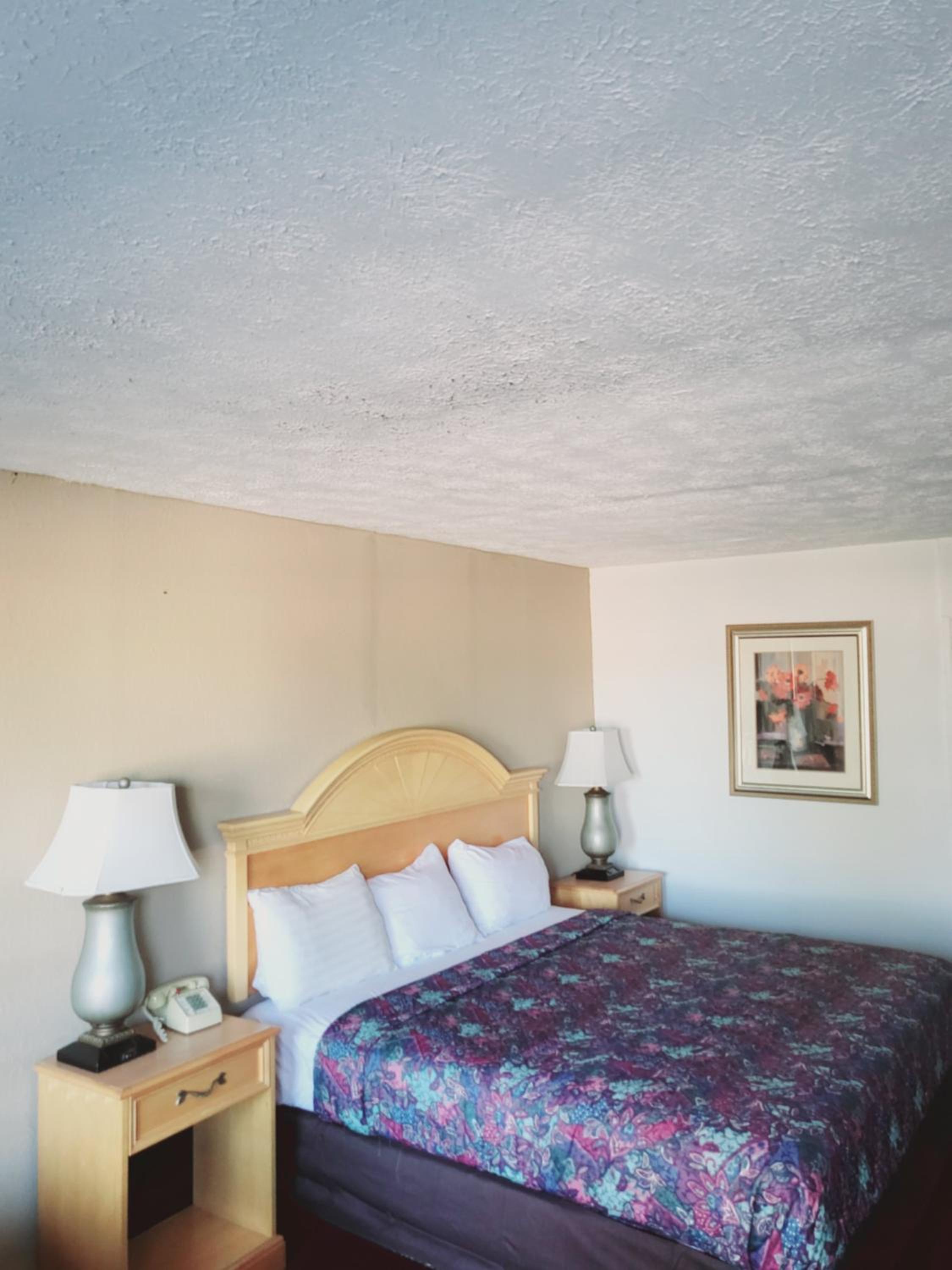King Room - Non-Smoking - Photo 6