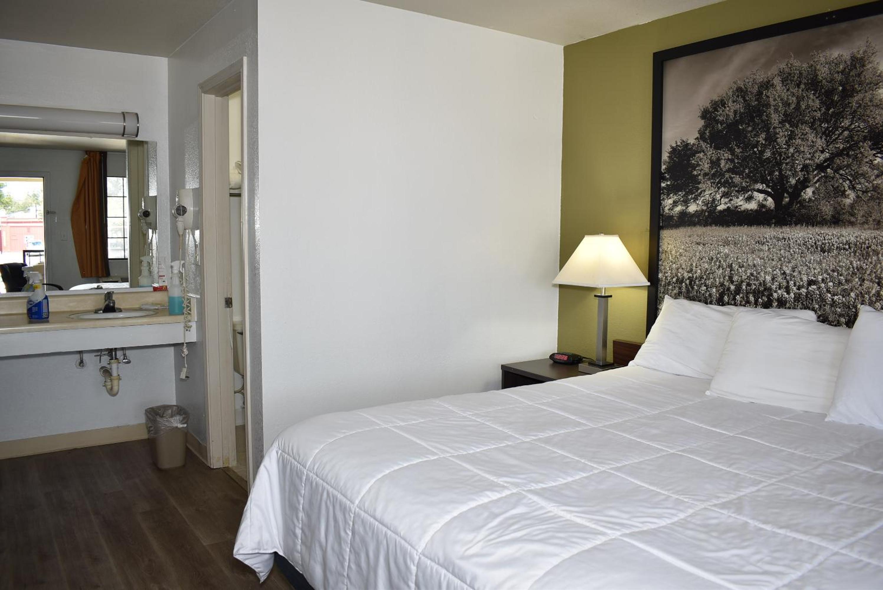 King Room - Non-Smoking - Photo 18