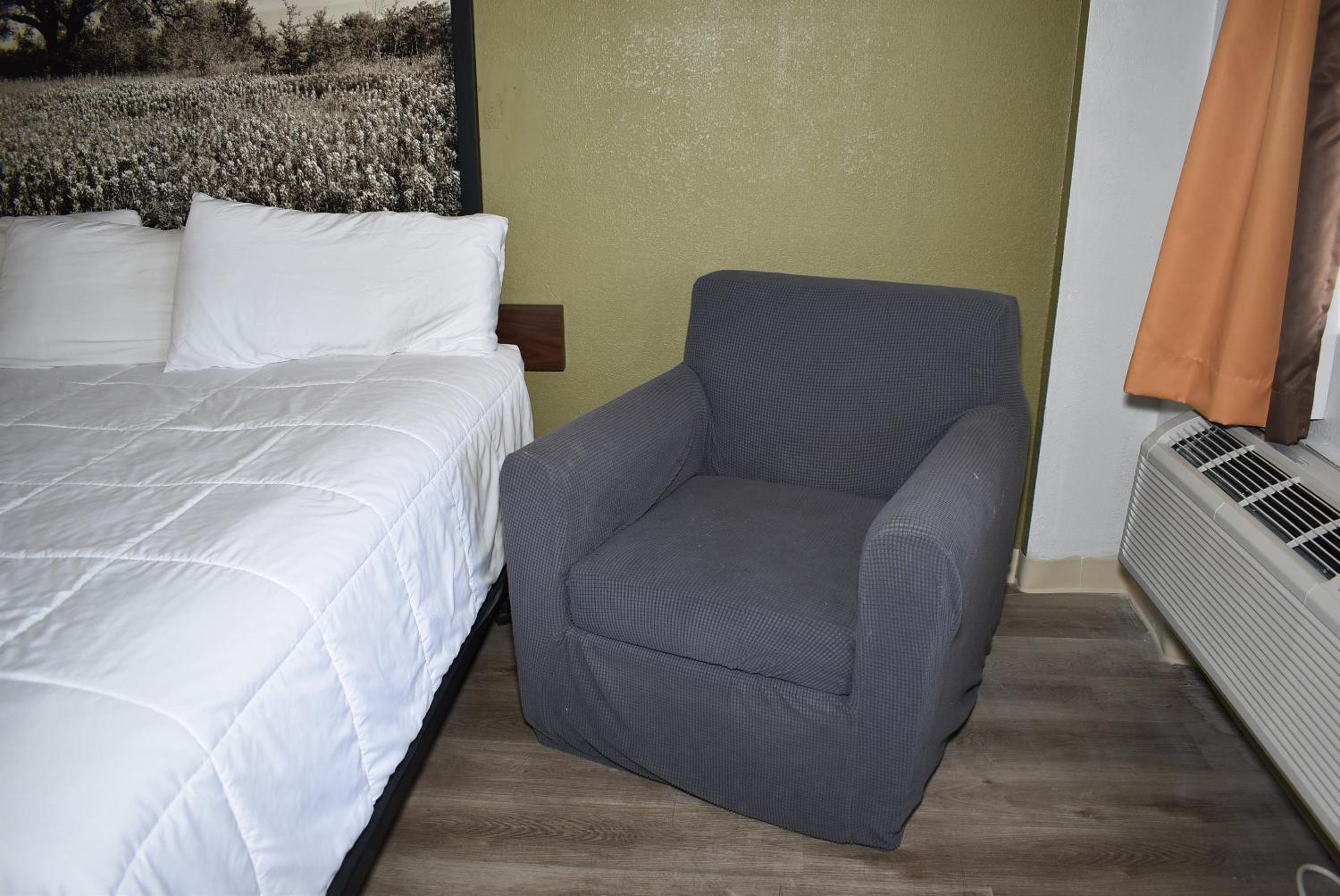 King Room - Non-Smoking - Photo 10