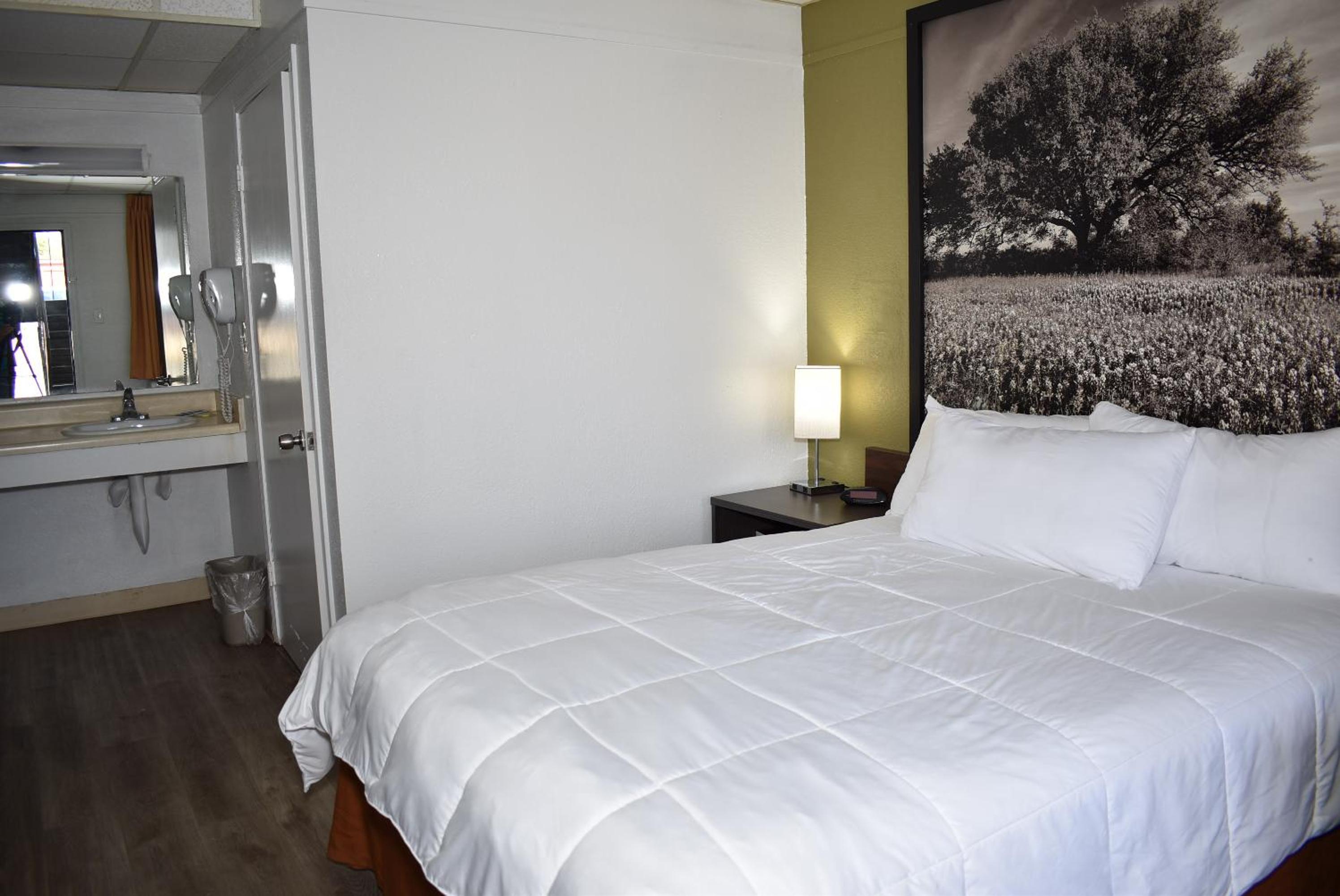 Queen Room - Non-Smoking - Photo 21