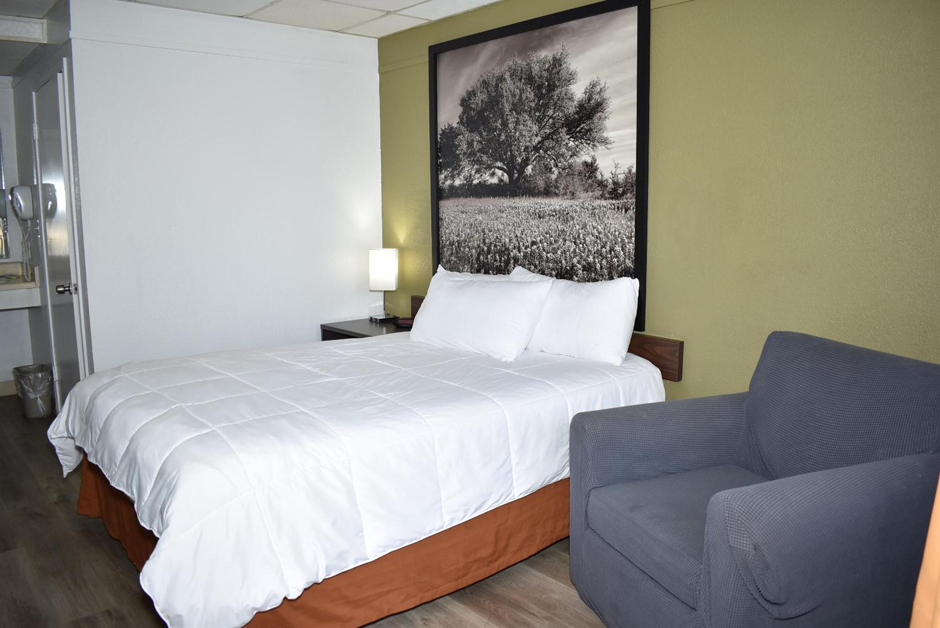 Queen Room - Non-Smoking - Photo 22