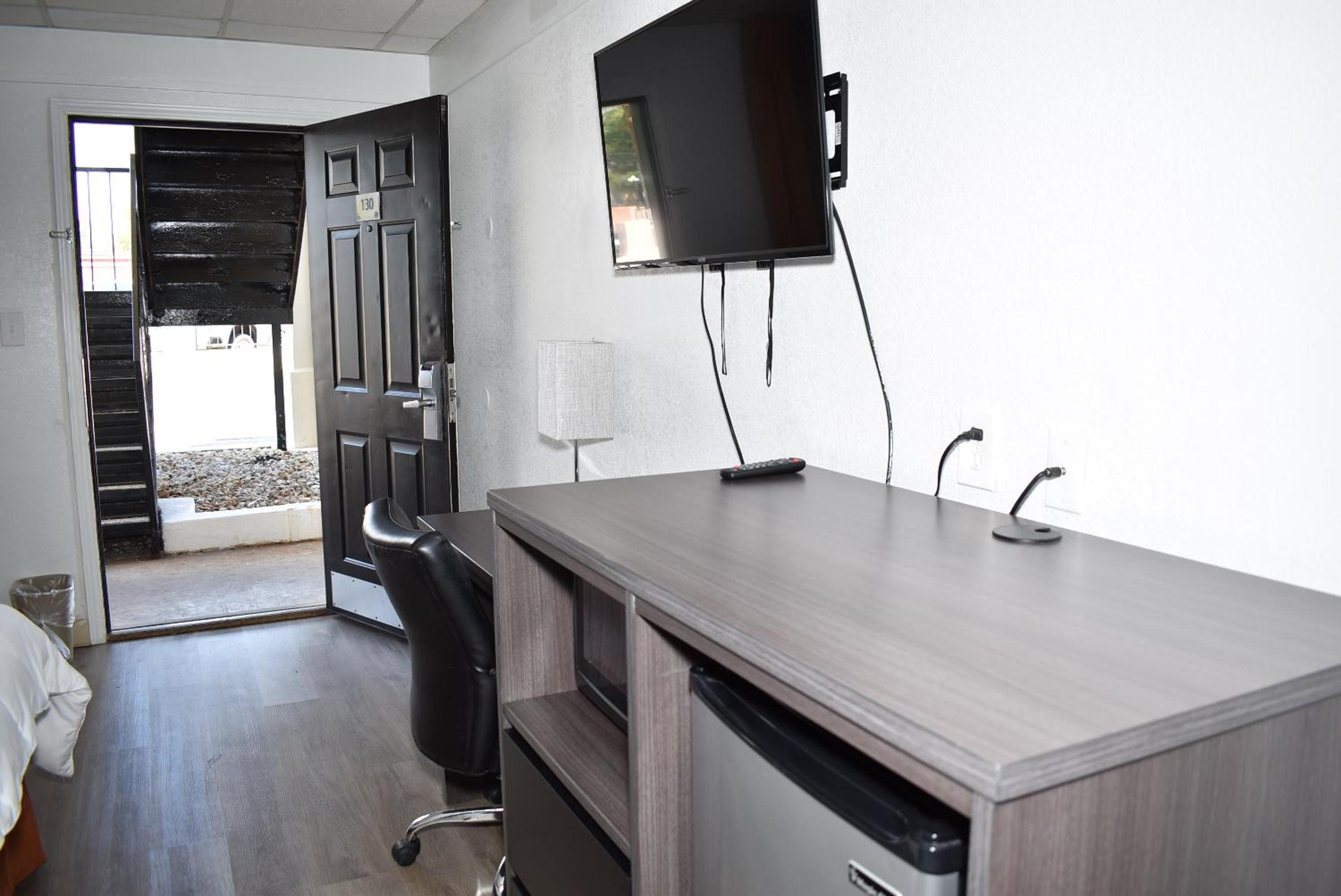 King Room - Non-Smoking - Photo 1