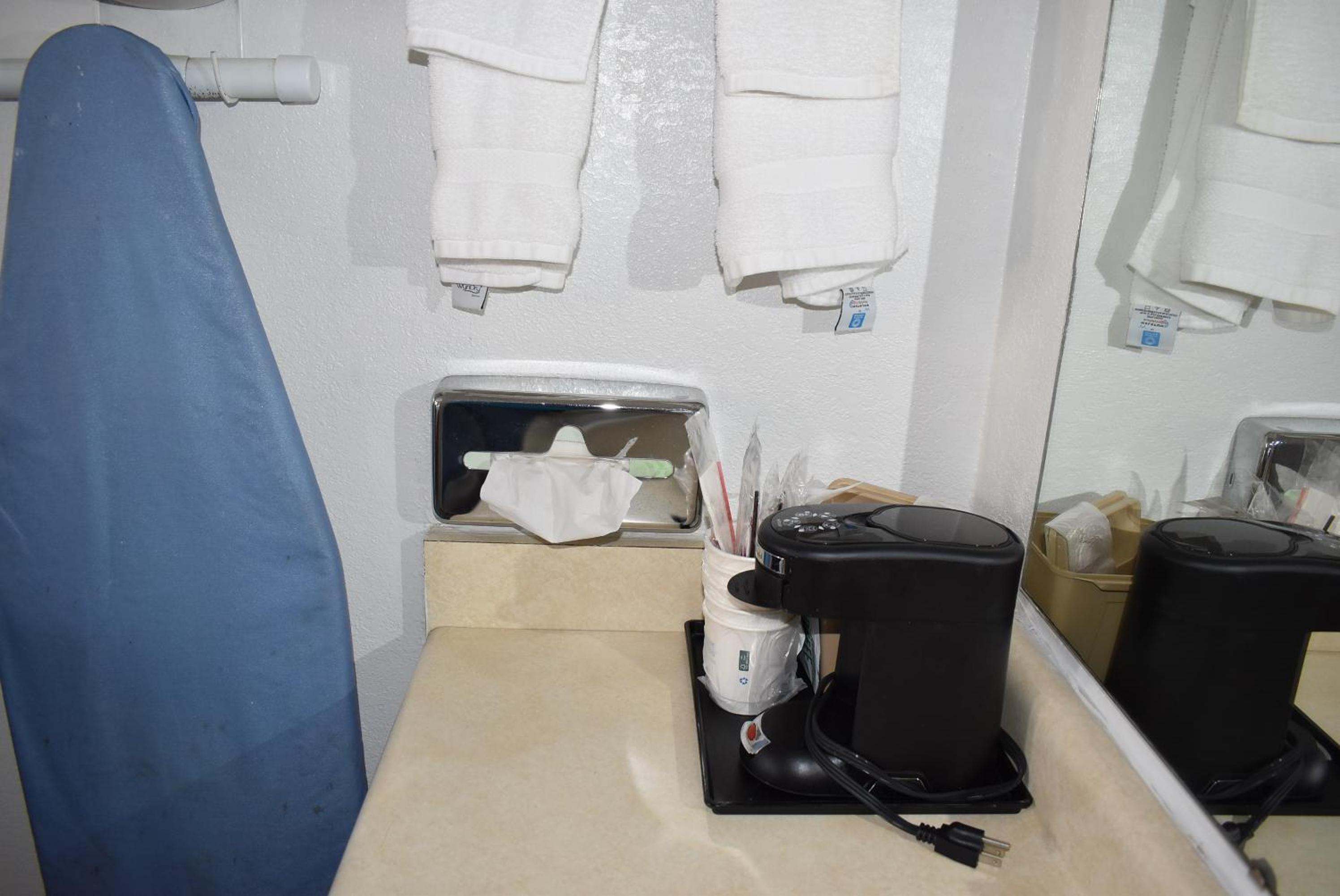 King Room - Non-Smoking - Photo 2