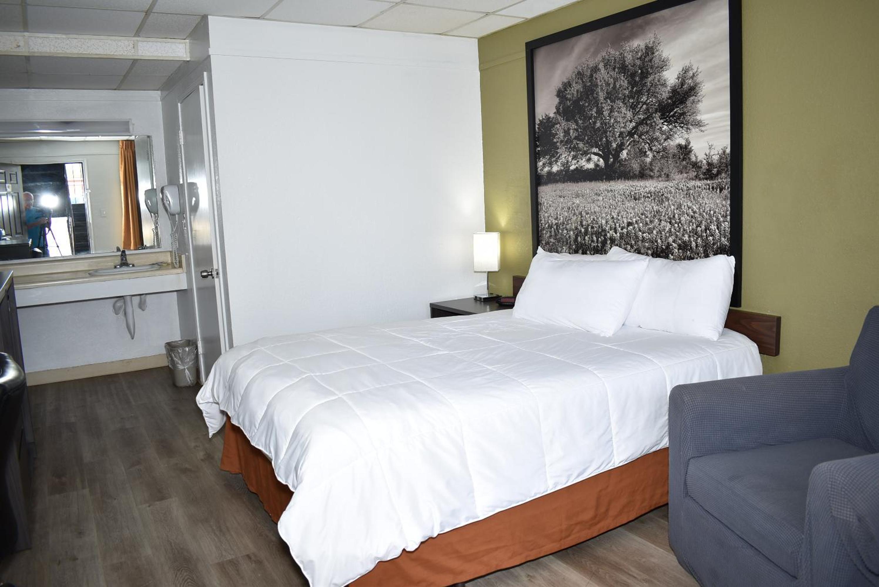 Queen Room - Non-Smoking - Photo 24