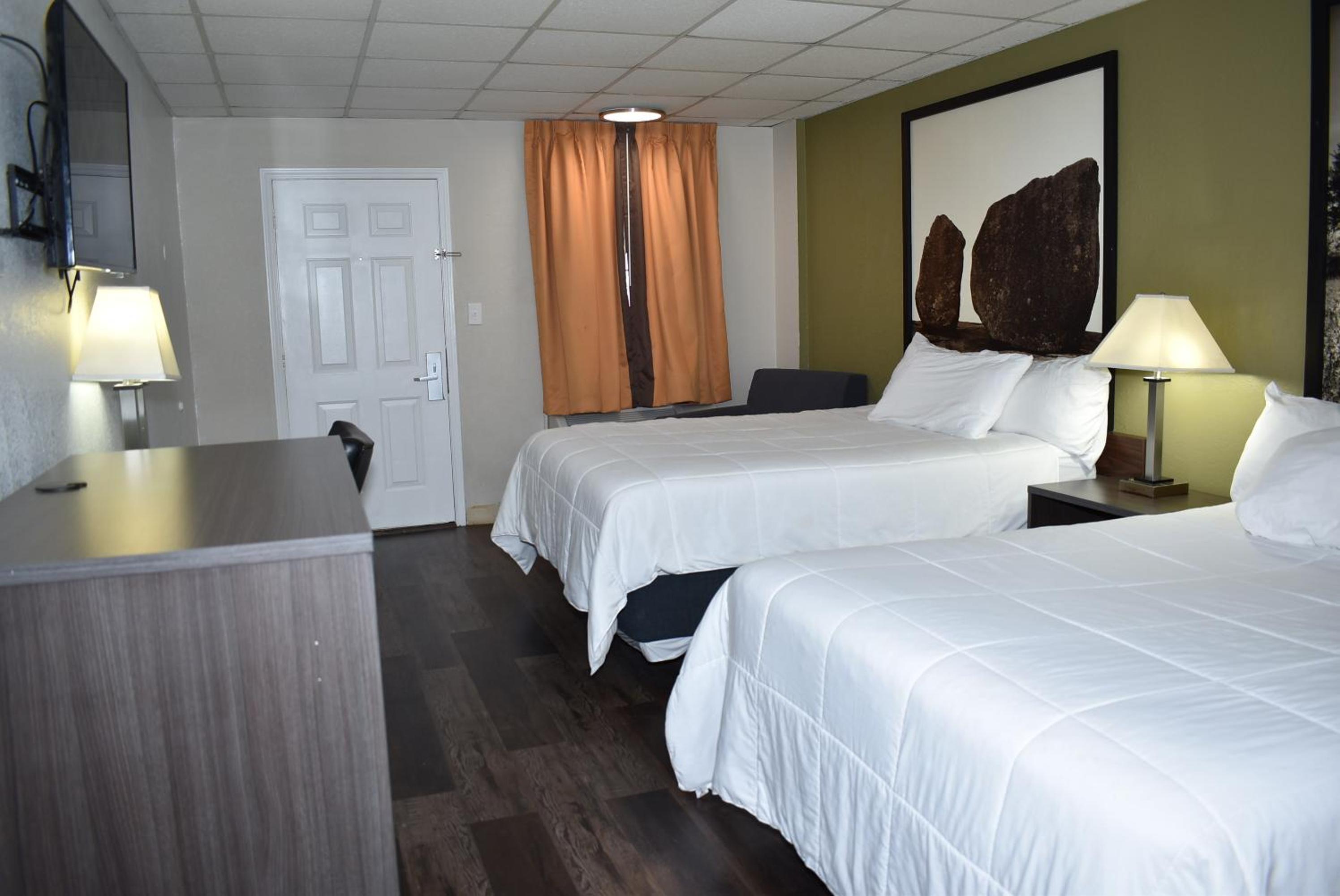 Queen Room with Two Queen Beds - Non-Smoking - Photo 10