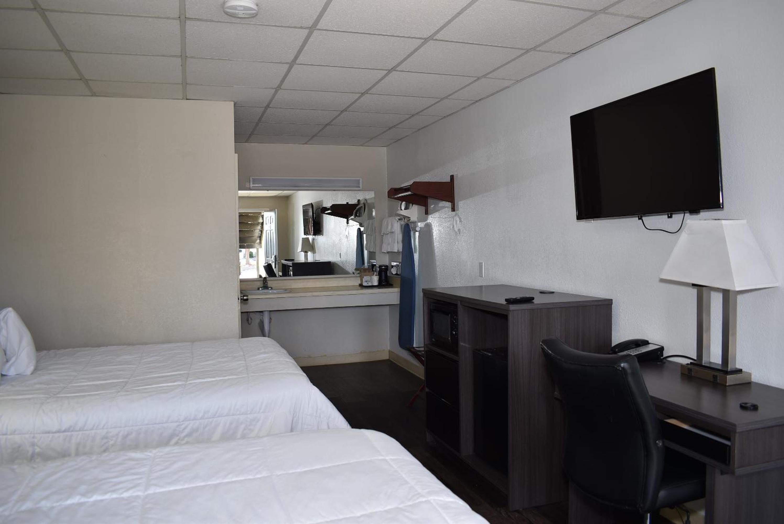 Queen Room with Two Queen Beds - Non-Smoking - Photo 11