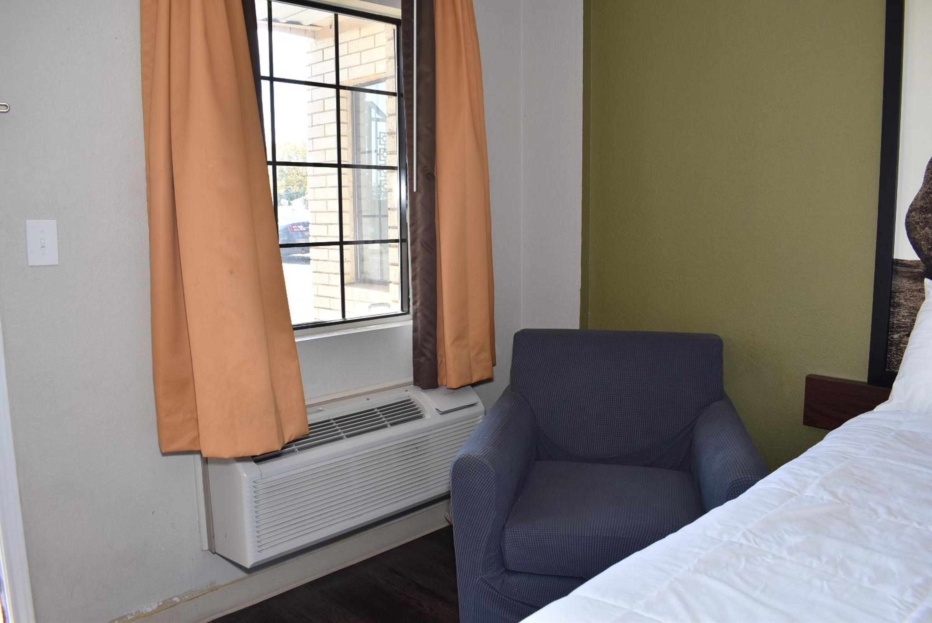 King Room - Non-Smoking - Photo 5