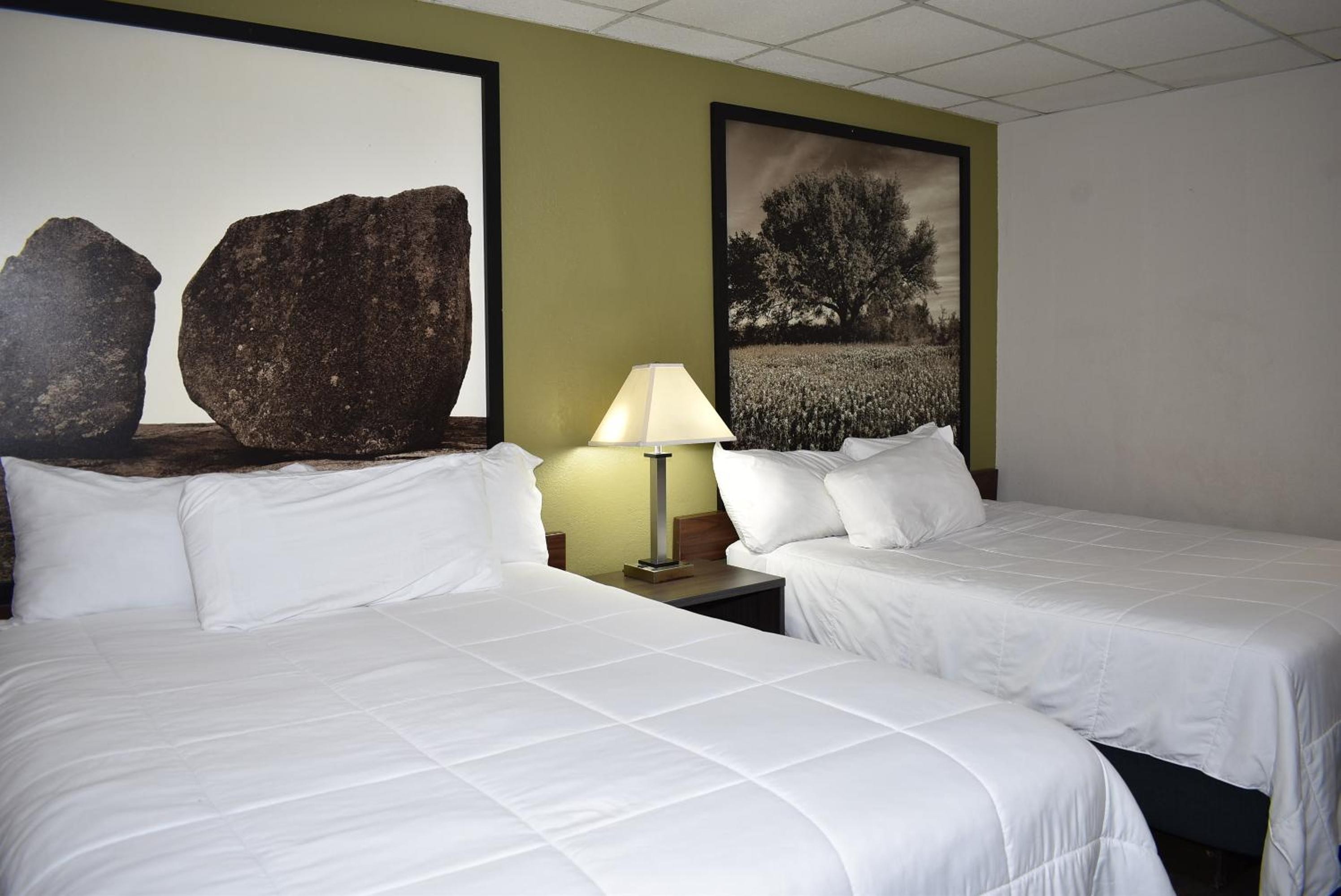 Queen Room with Two Queen Beds - Non-Smoking - Photo 12