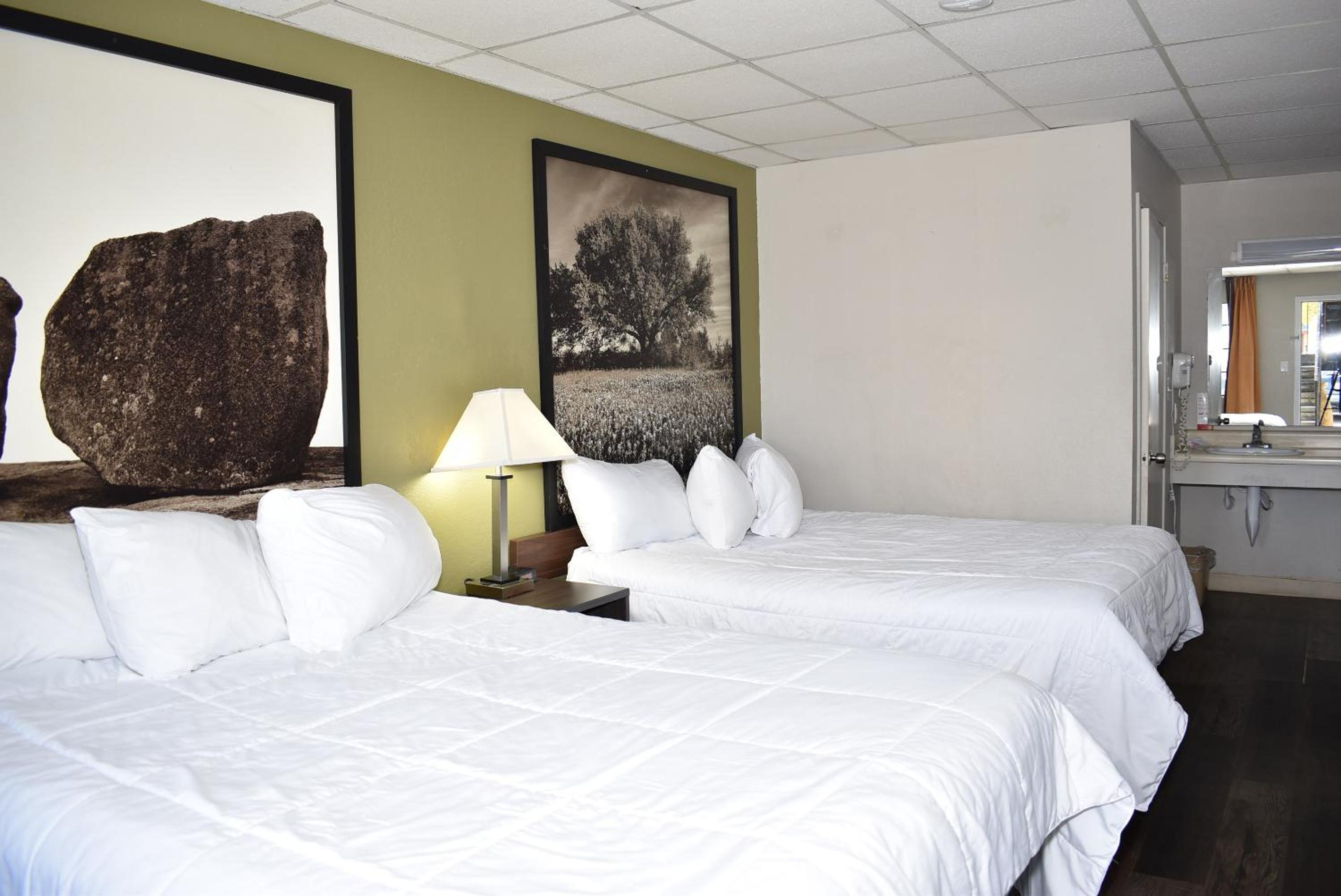 Queen Room with Two Queen Beds - Non-Smoking - Photo 13