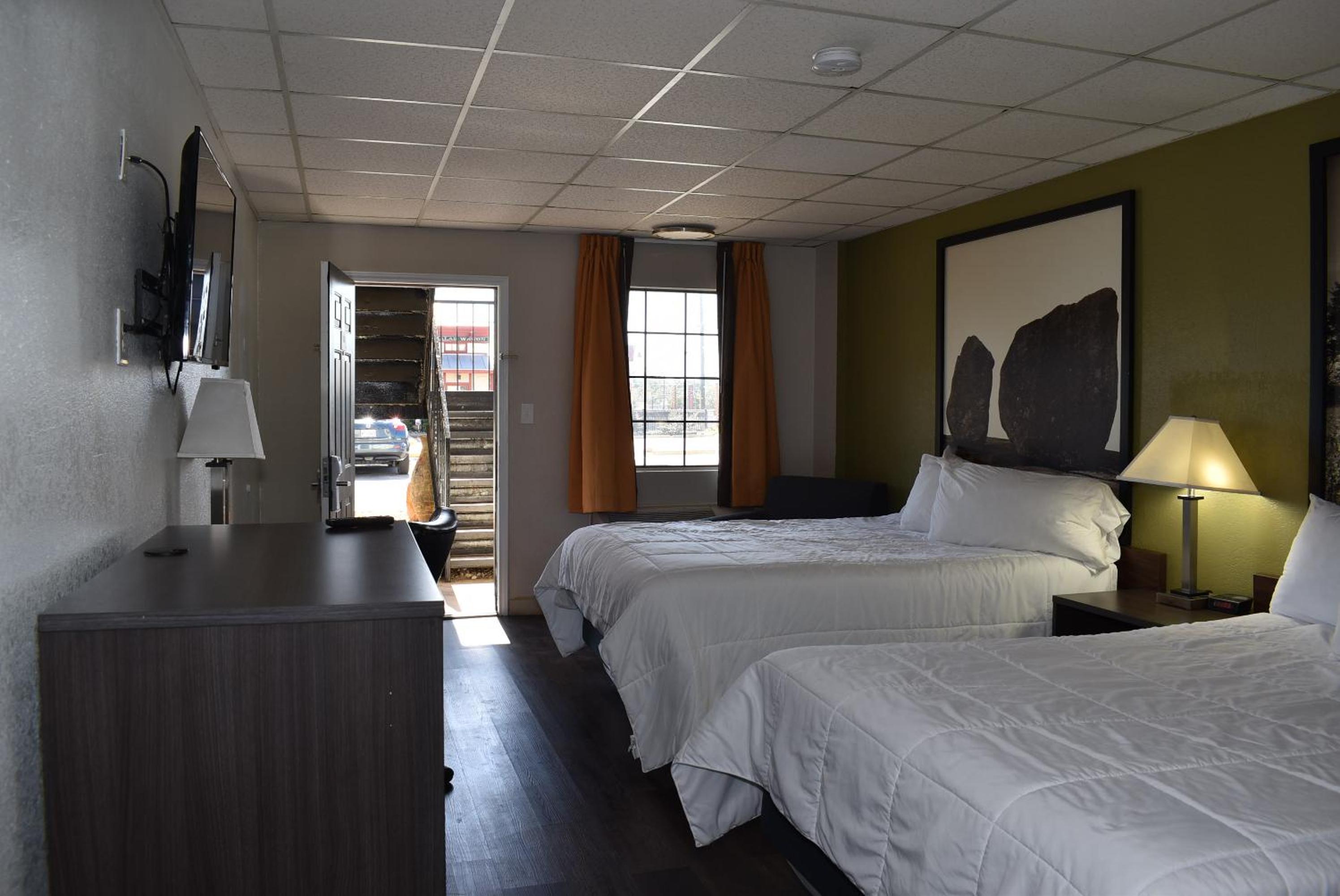 Queen Room with Two Queen Beds - Non-Smoking - Photo 14