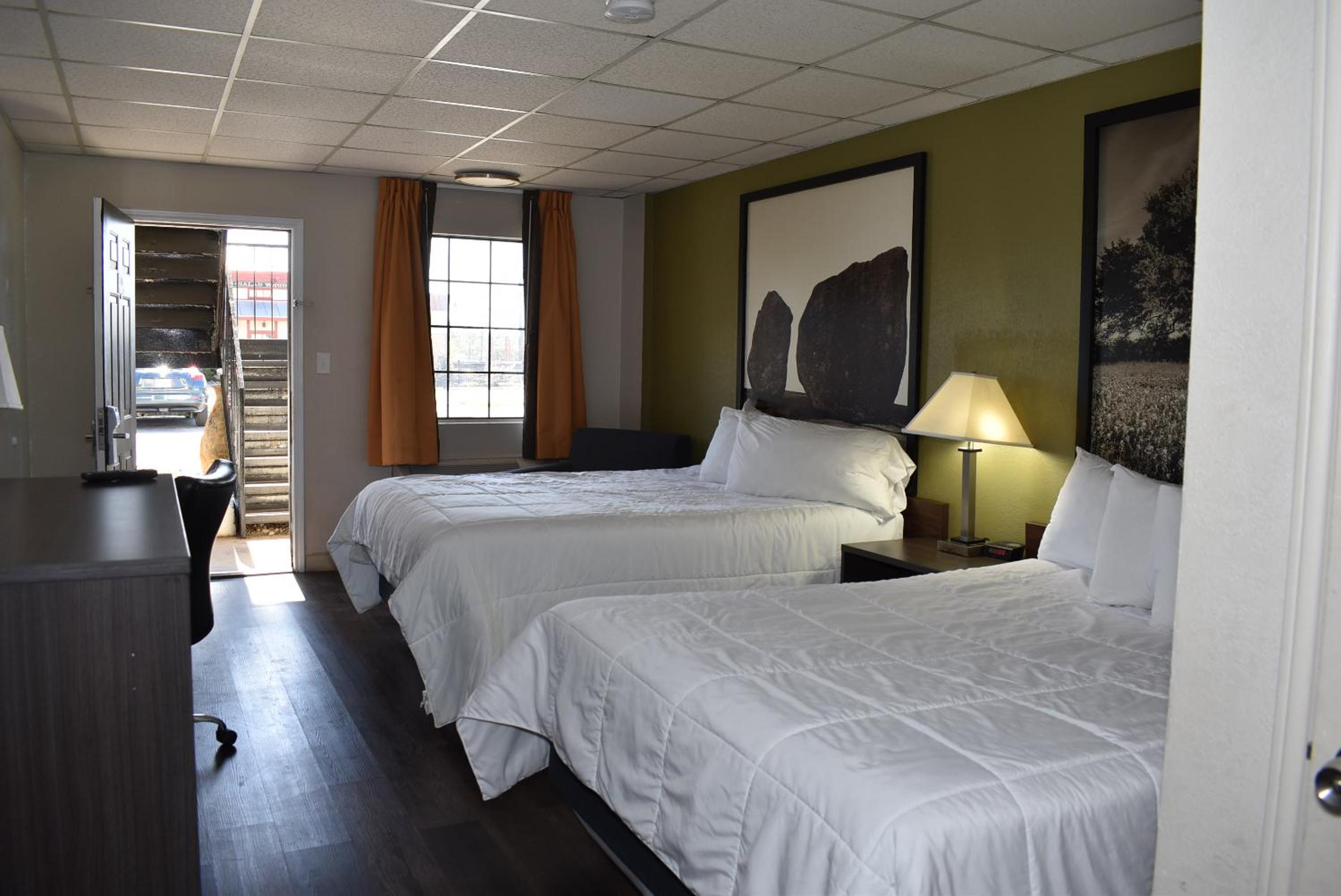 Queen Room with Two Queen Beds - Non-Smoking - Photo 2