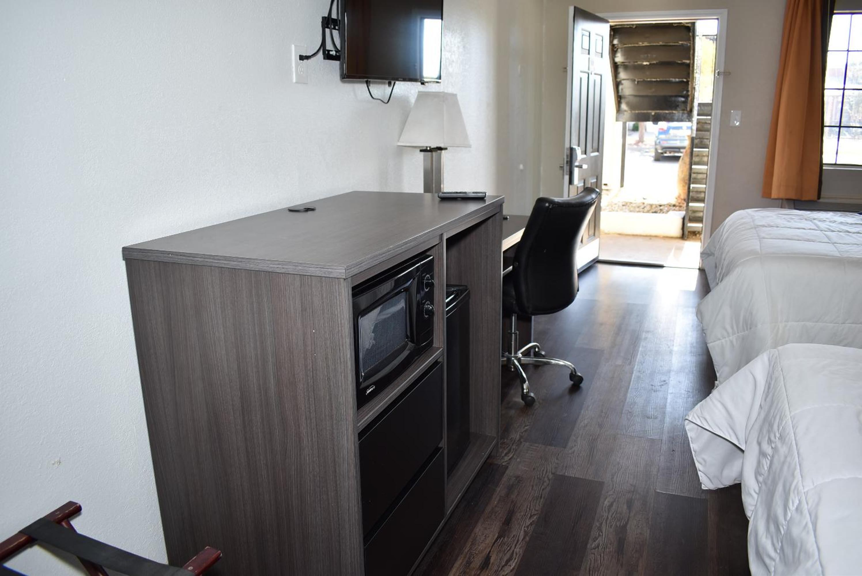 King Room - Non-Smoking - Photo 7
