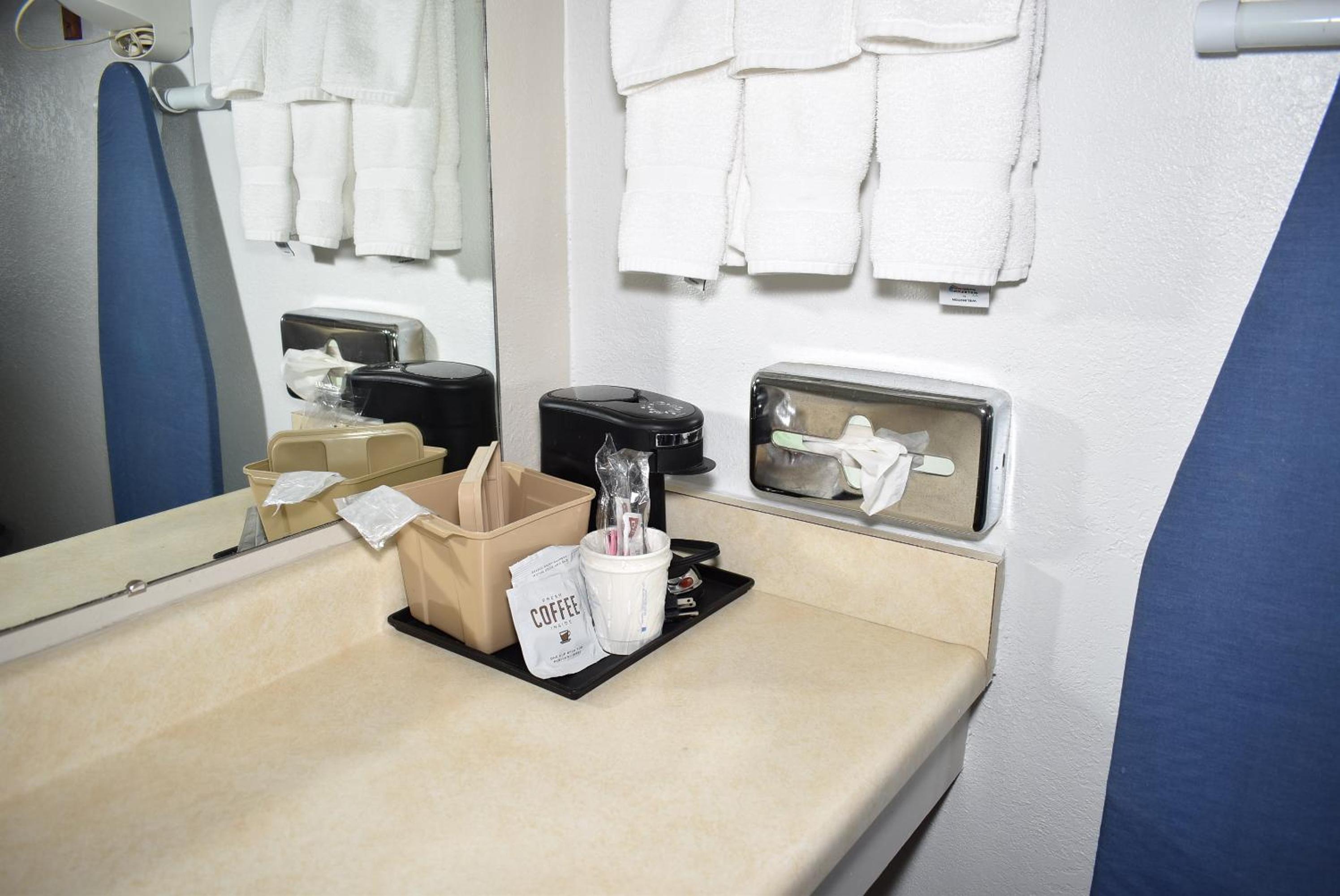 King Room - Non-Smoking - Photo 8