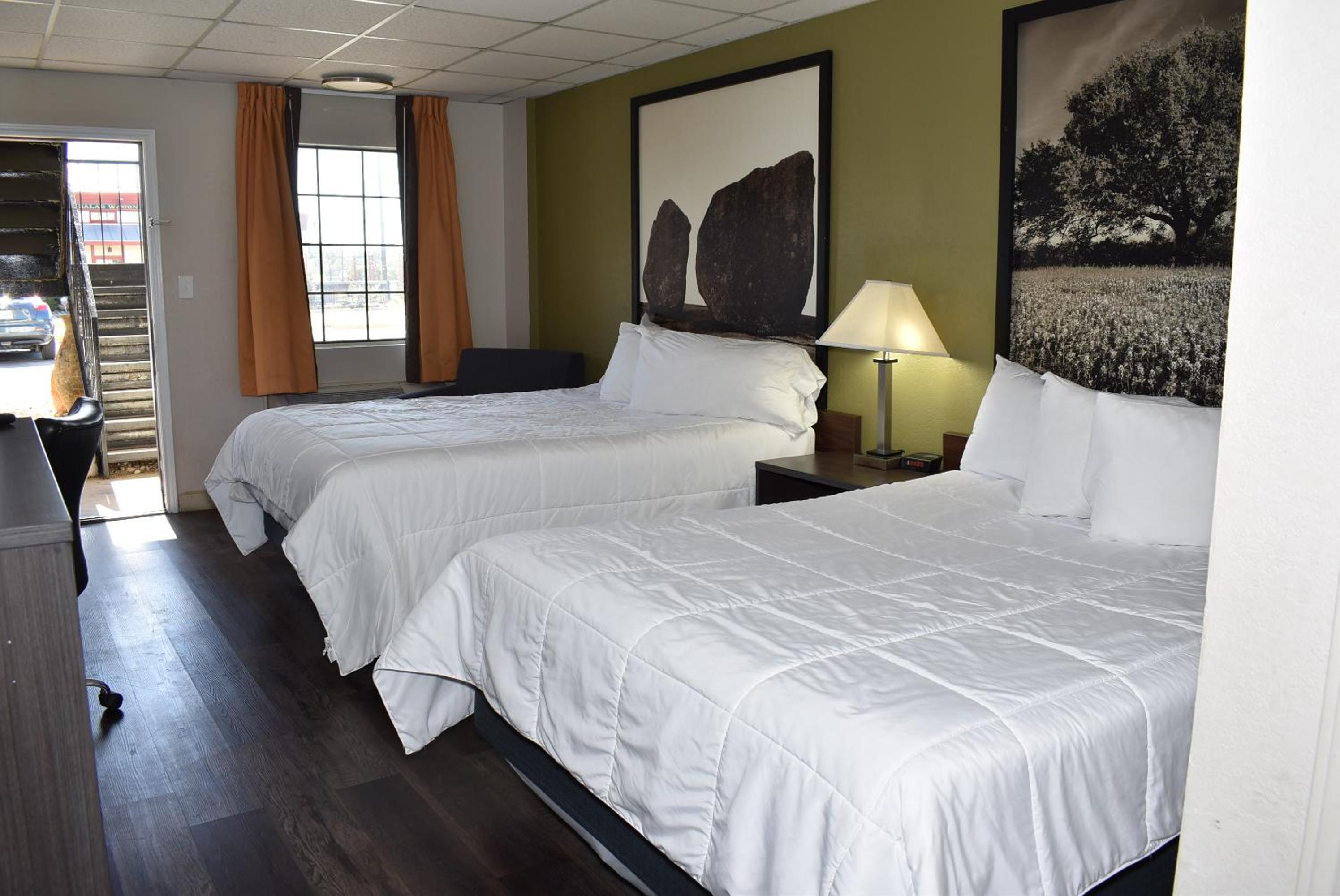 Queen Room with Two Queen Beds - Non-Smoking - Photo 5