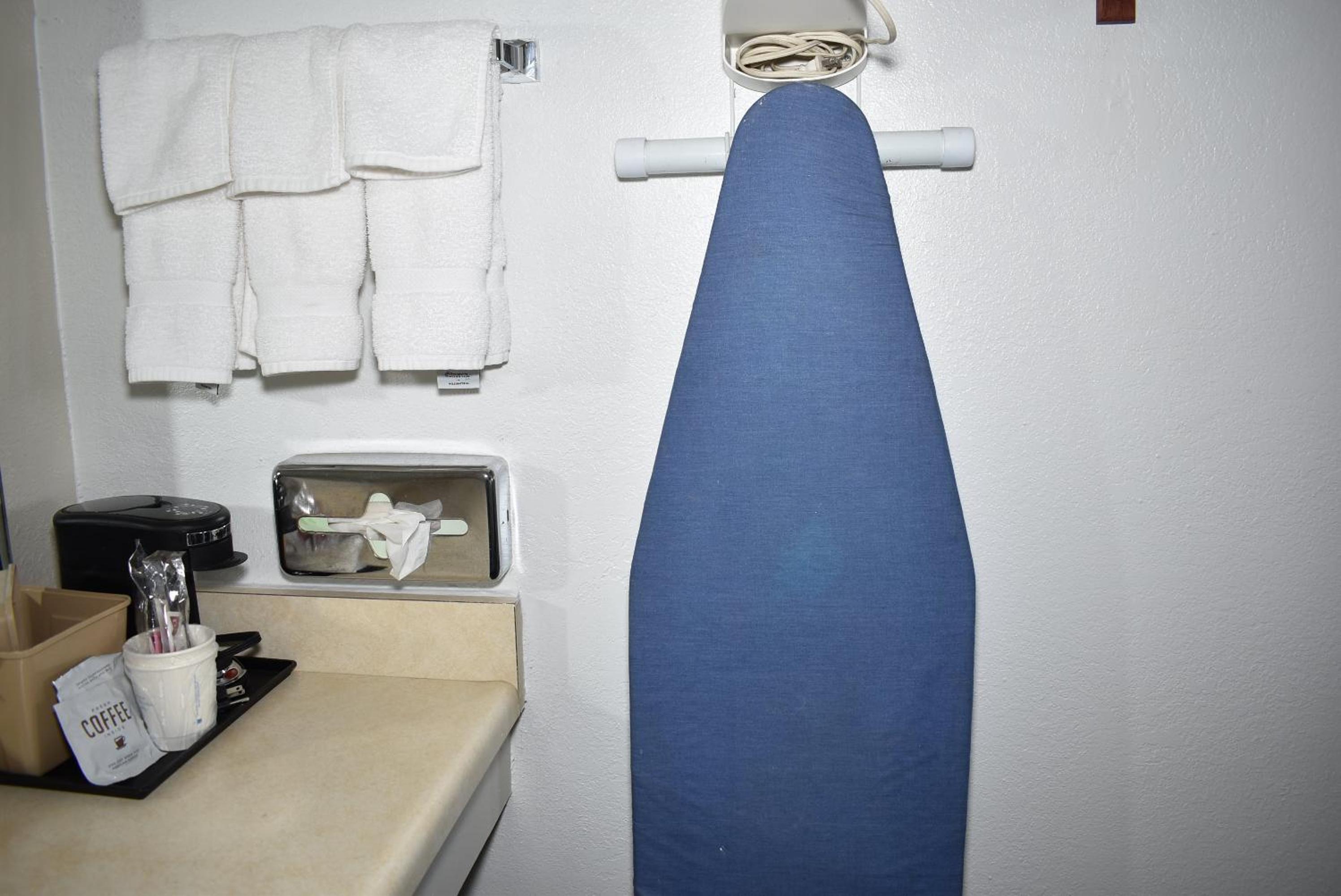 King Room - Non-Smoking - Photo 9