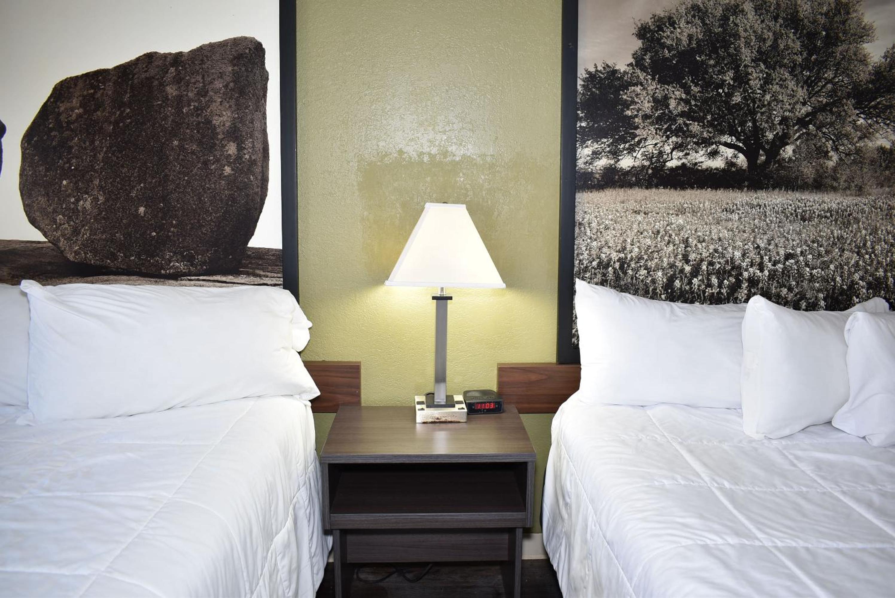 Queen Room with Two Queen Beds - Non-Smoking - Photo 7