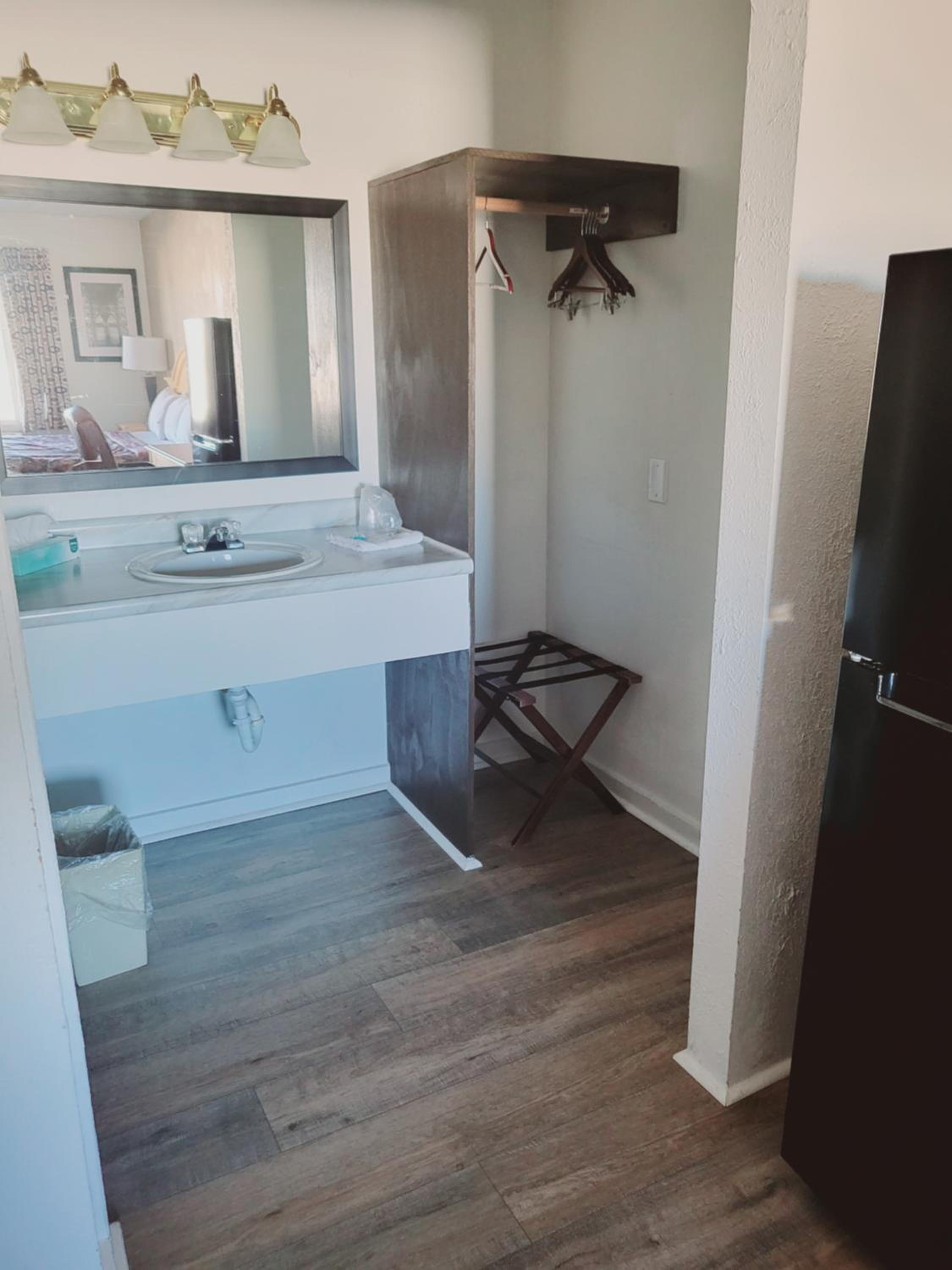 King Room - Non Smoking - Photo 12