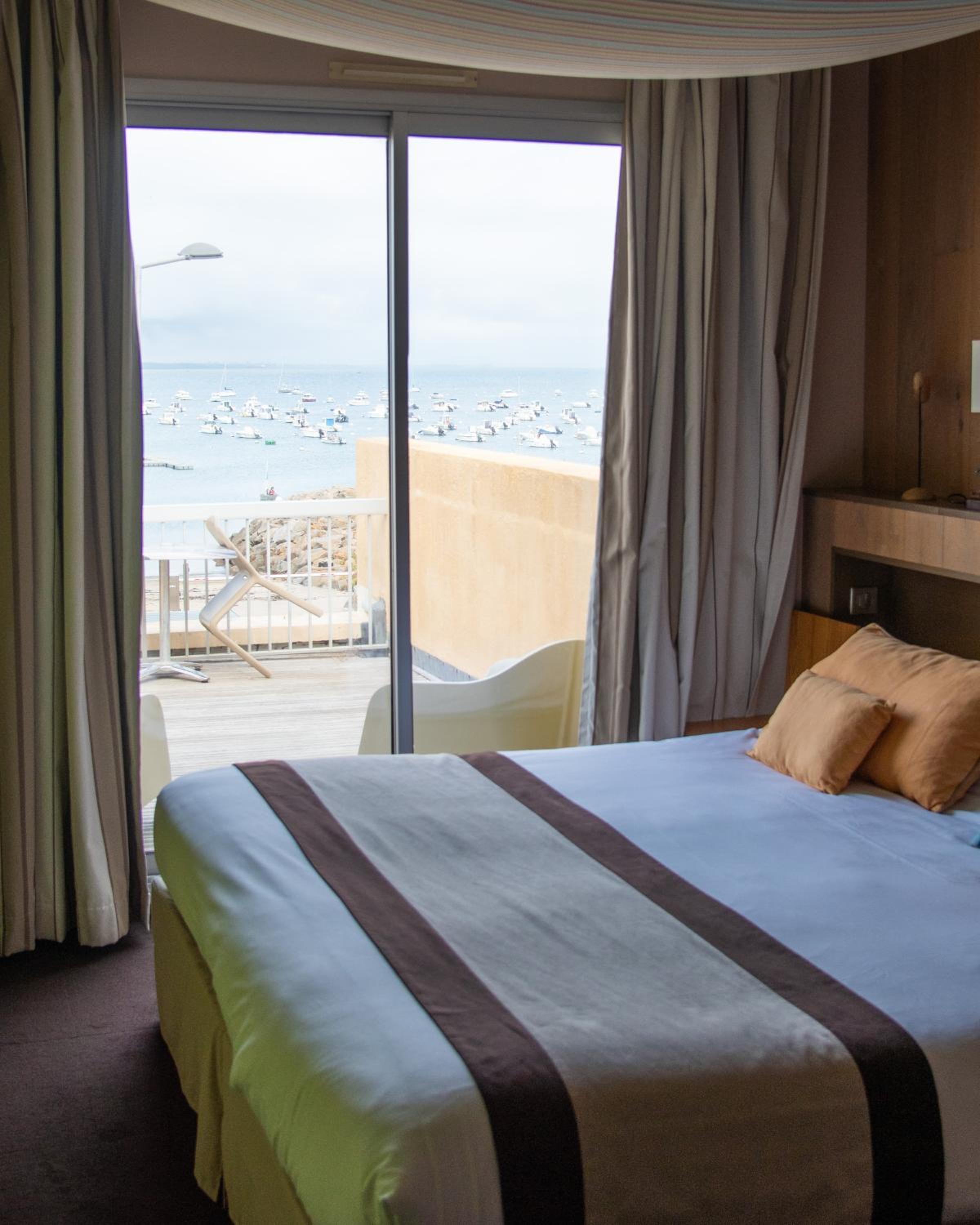 Double Room with Terrace and Harbor View - Photo 4