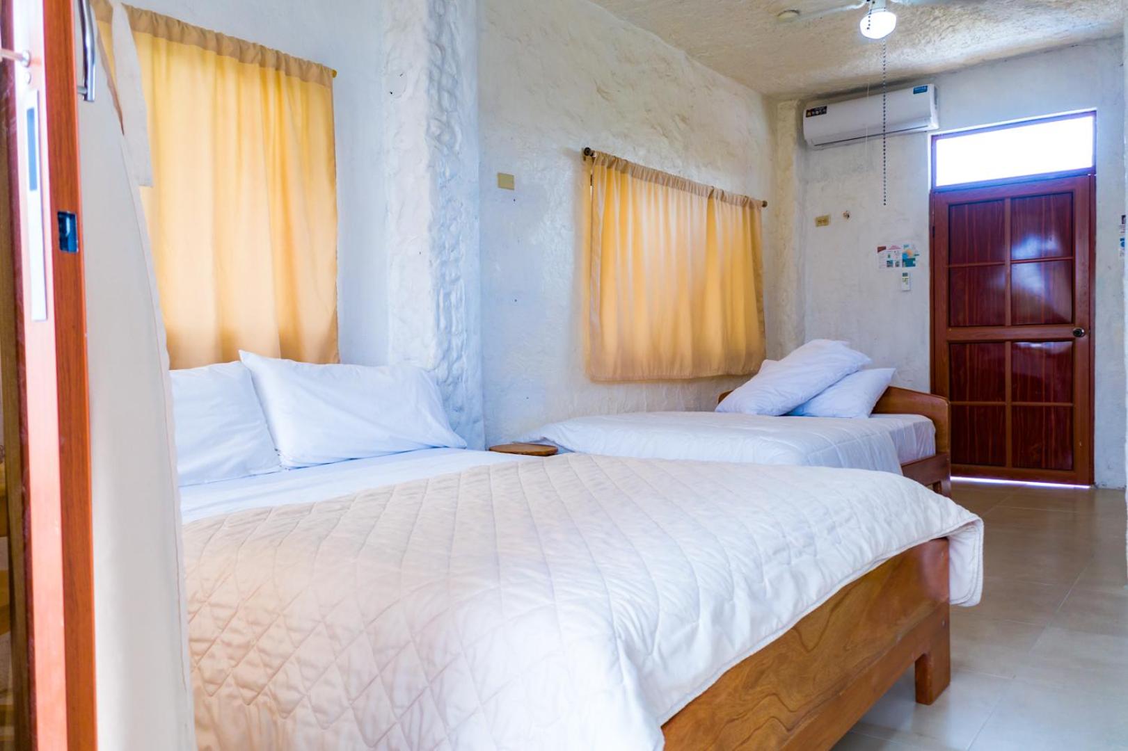 Queen Room with Two  Large Beds with Sea View photo 2