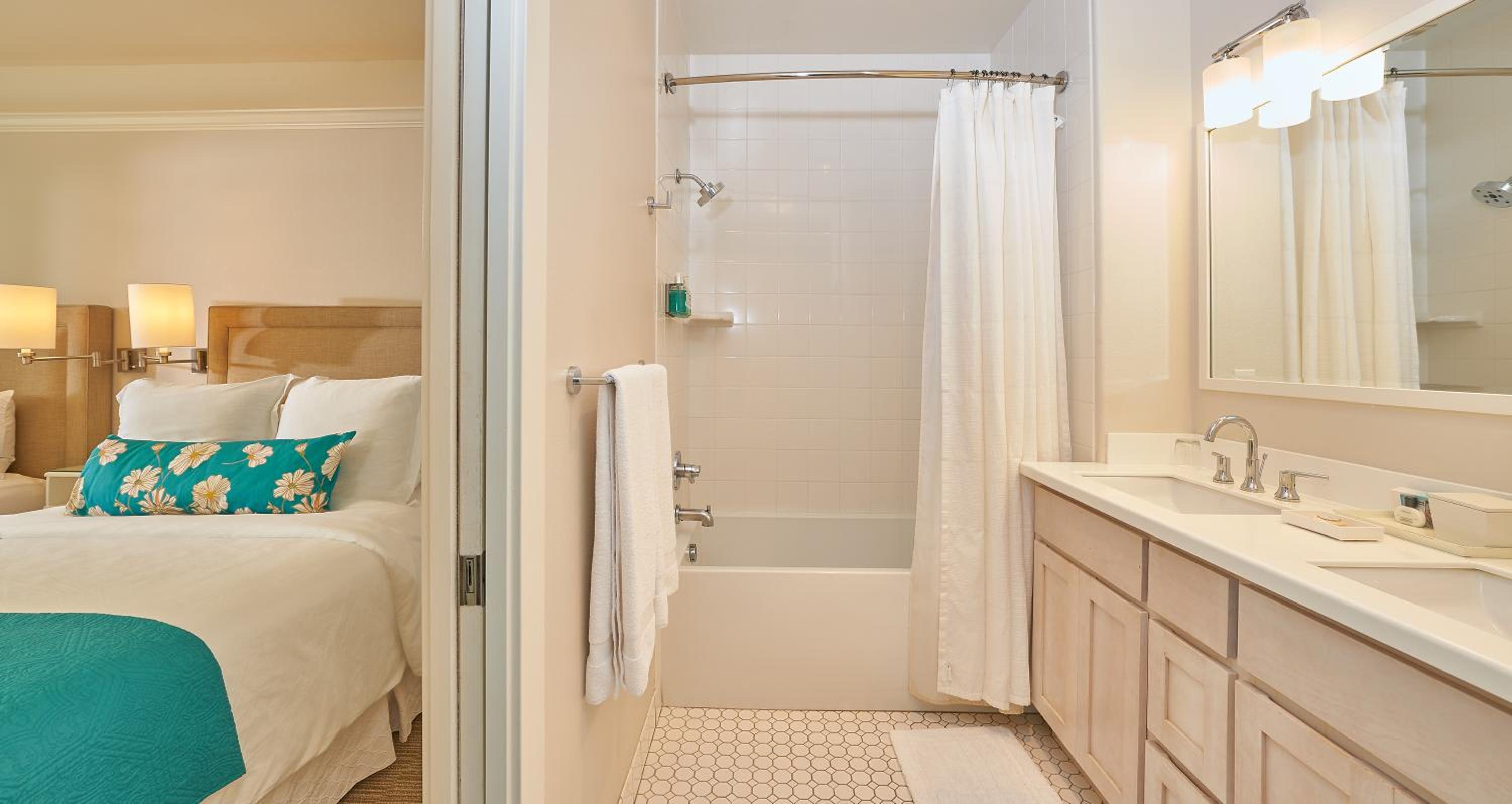 Deluxe Queen Suite - Photo 3