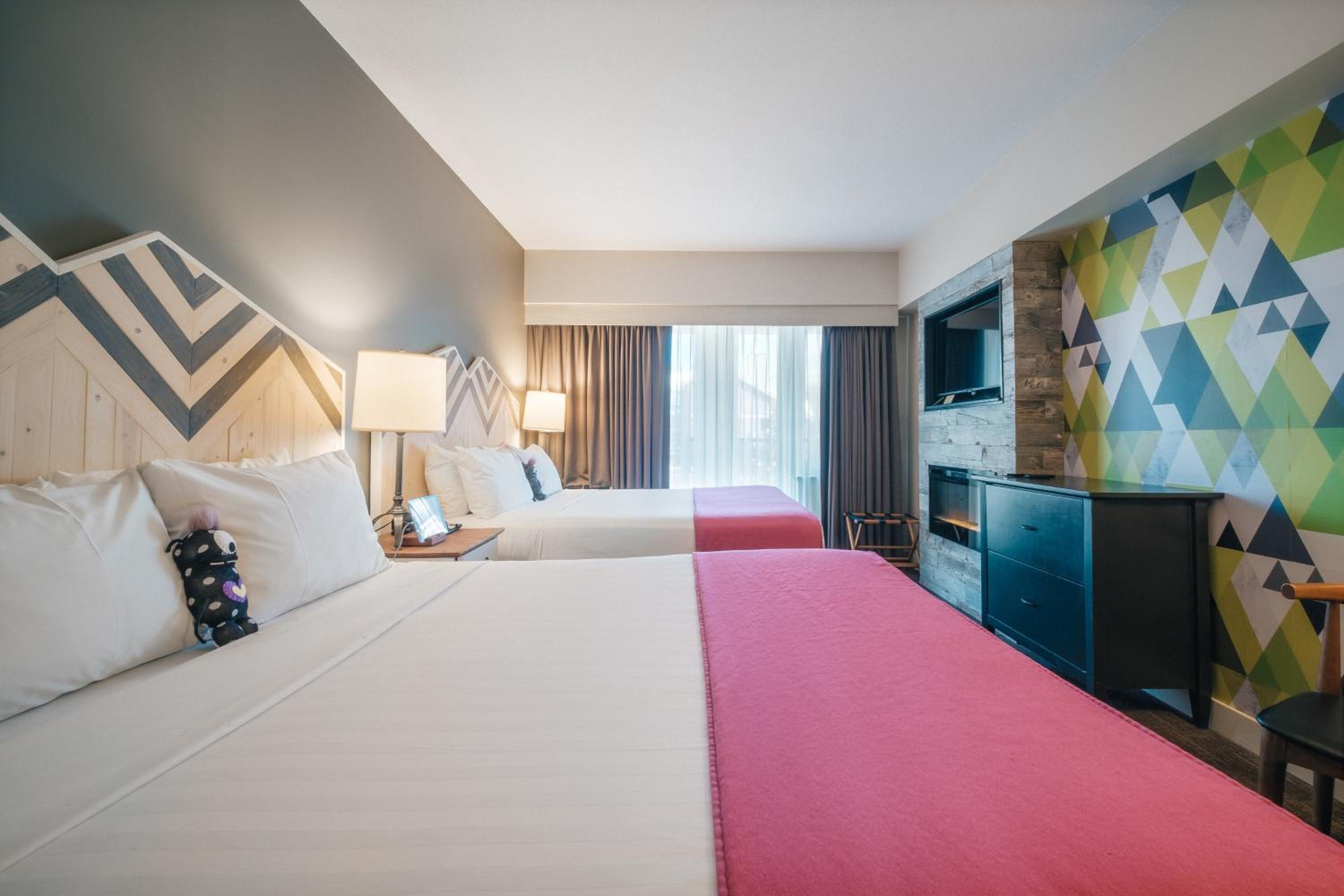 Deluxe Studio with Two Queen Beds - Photo 9