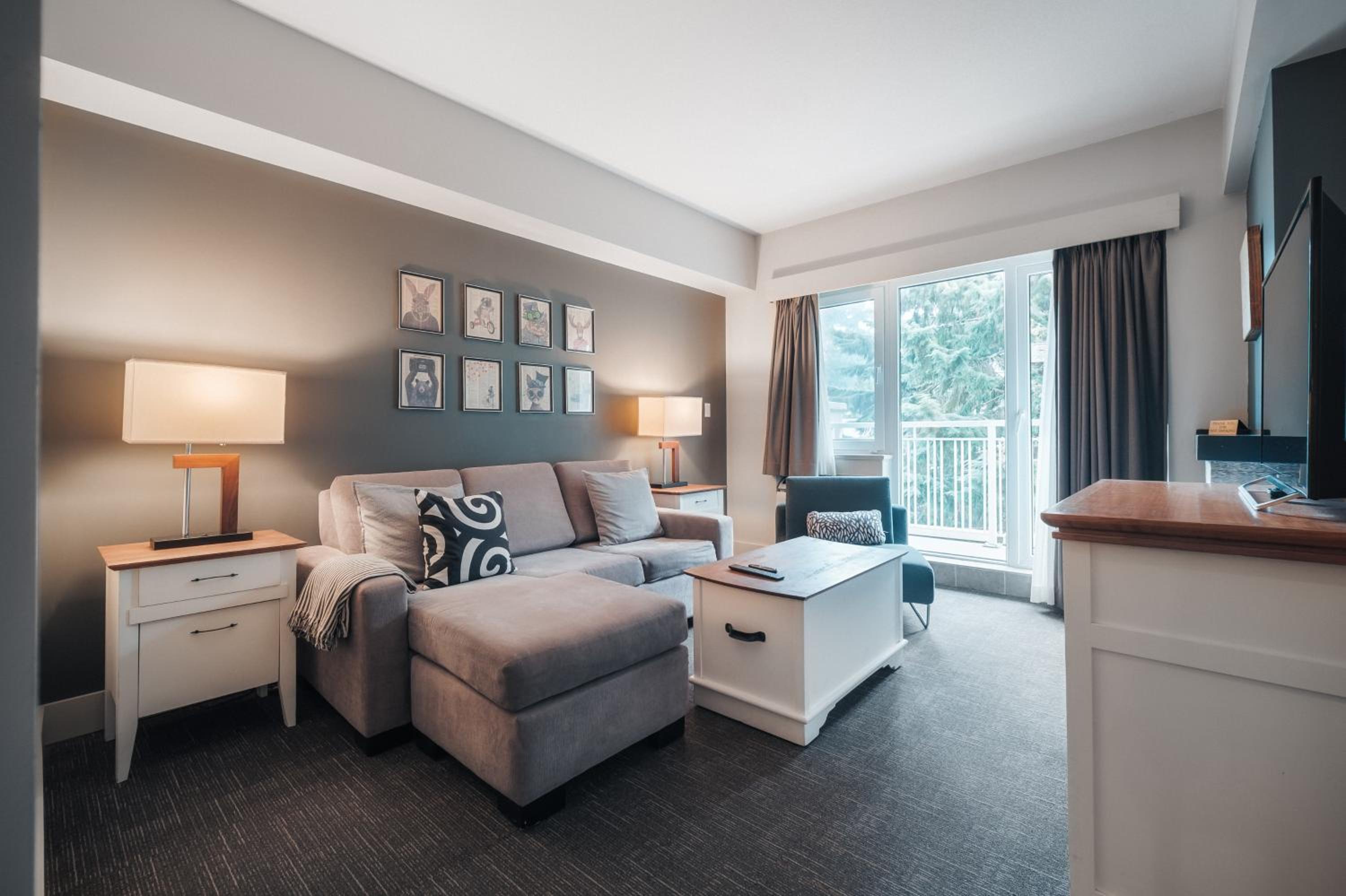 One-Bedroom King Suite - Photo 4