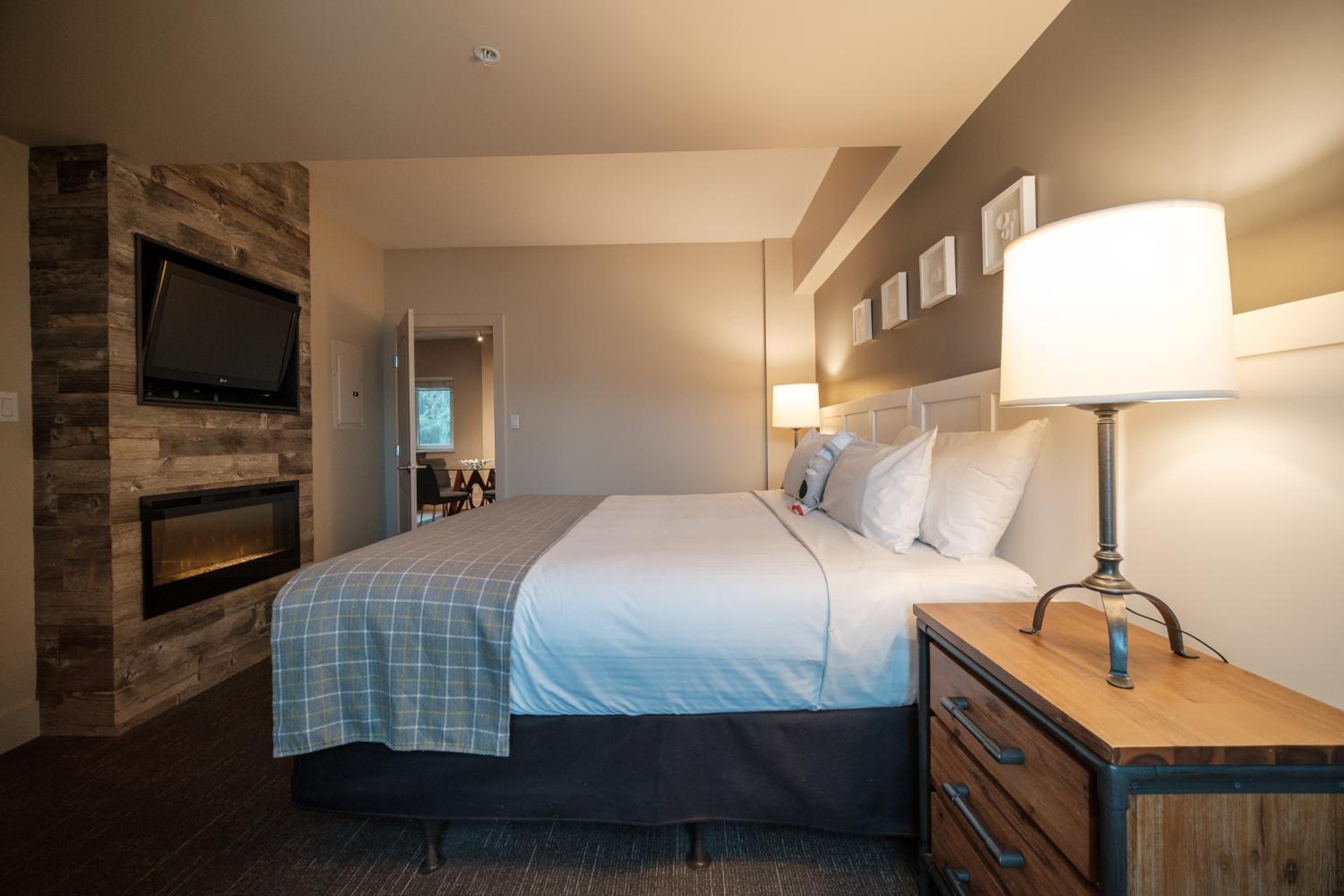 One-Bedroom King Suite - Photo 3