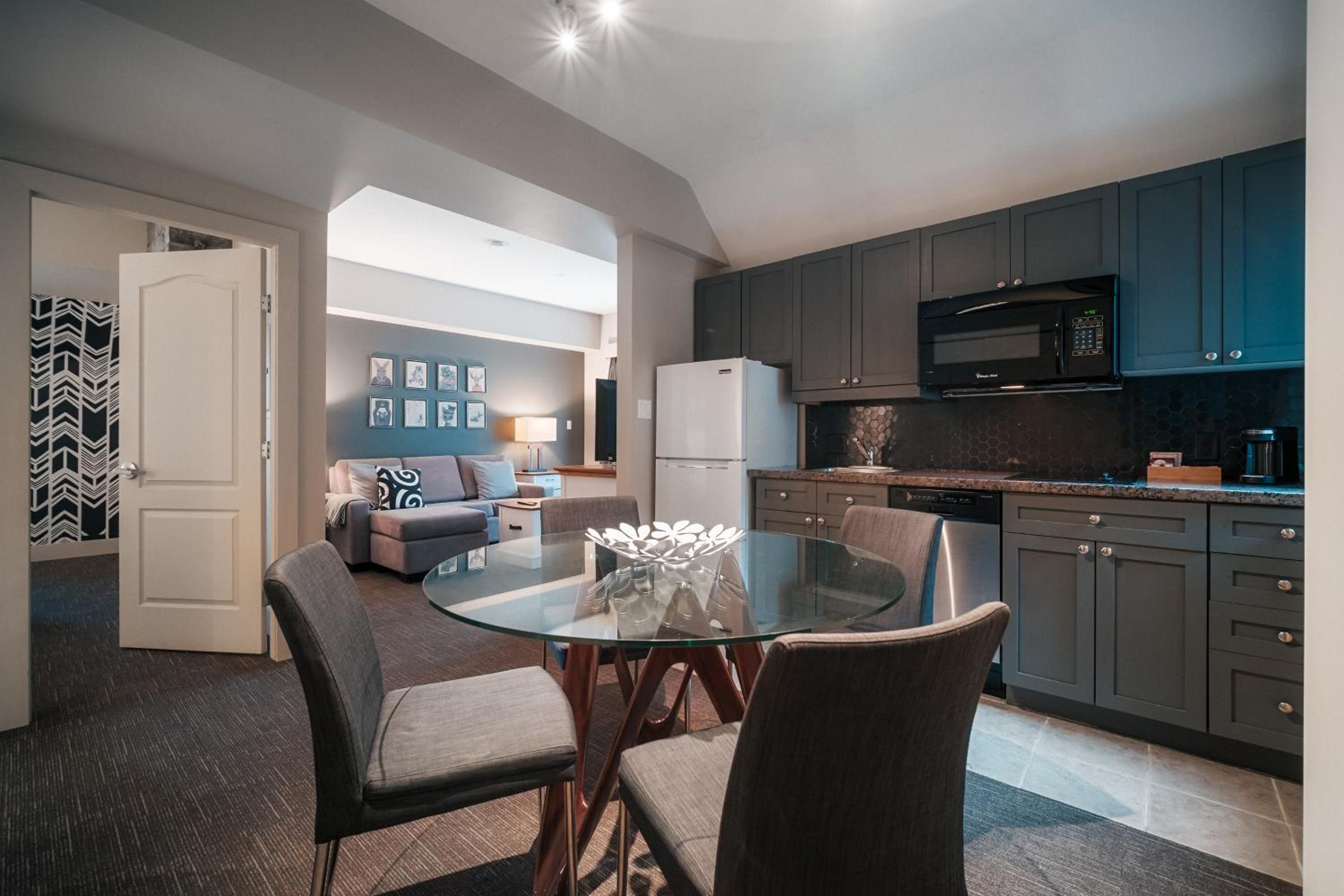 One-Bedroom King Suite - Photo 2