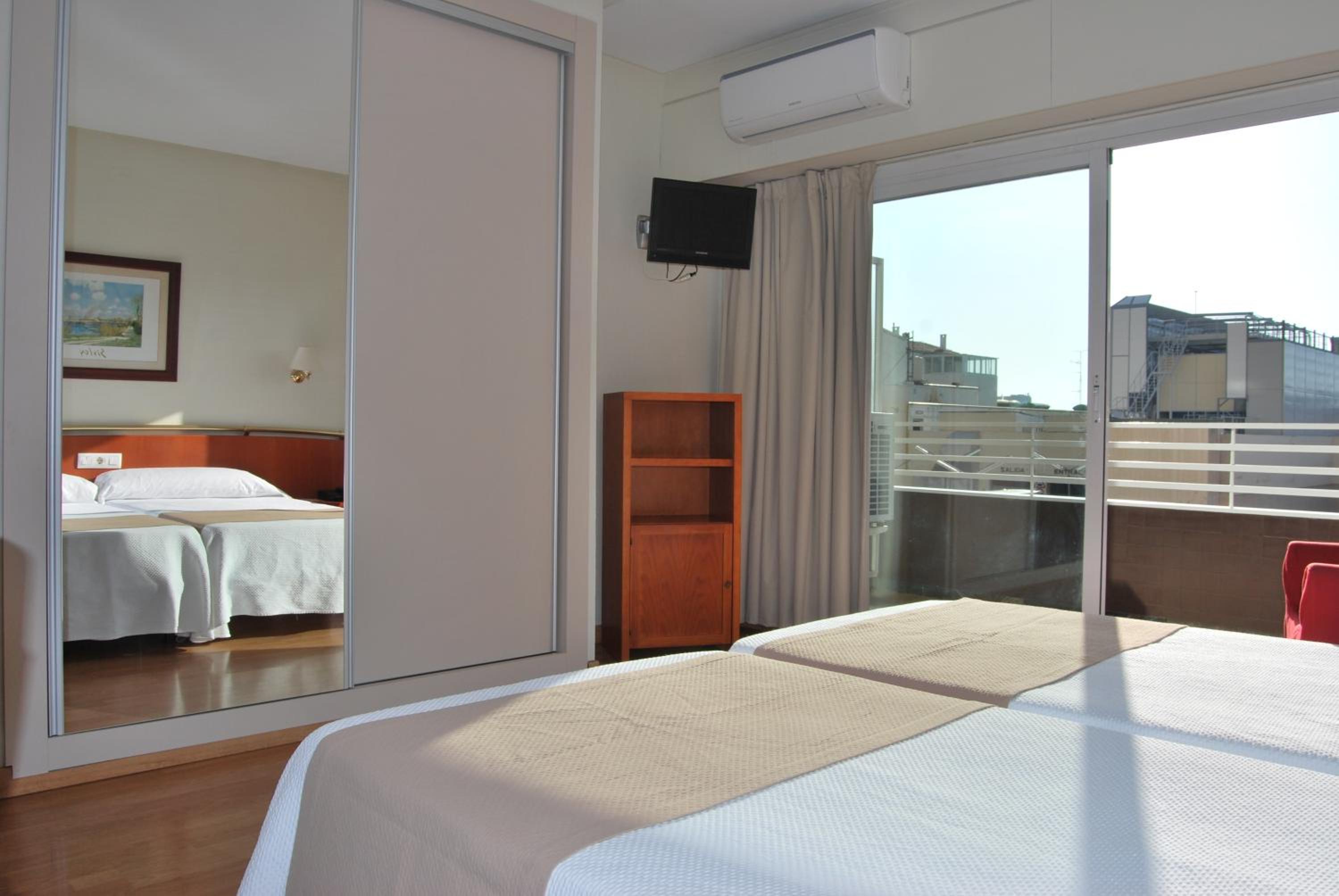 Twin Room - Photo 12