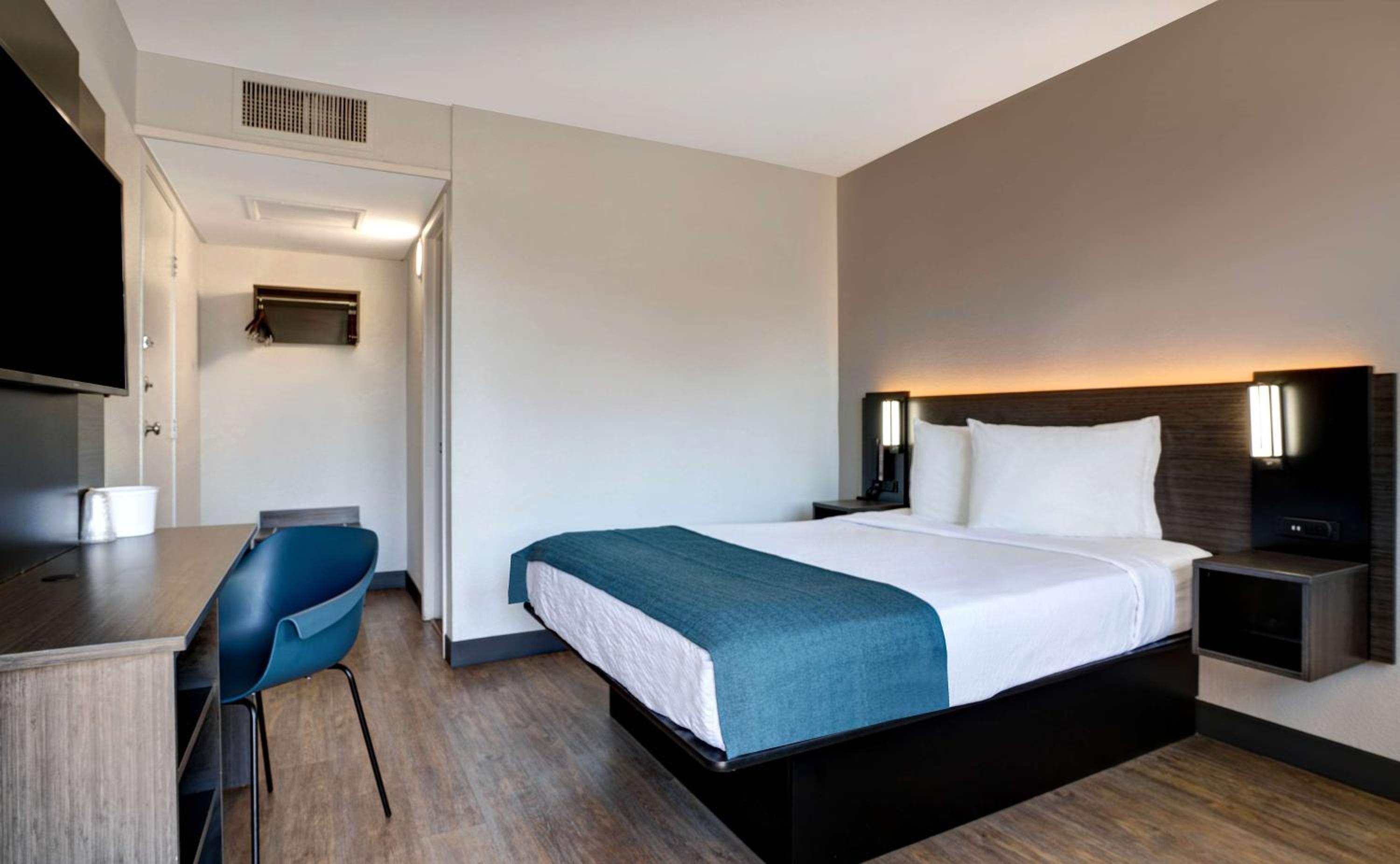 Deluxe Queen Room - Non-Smoking
