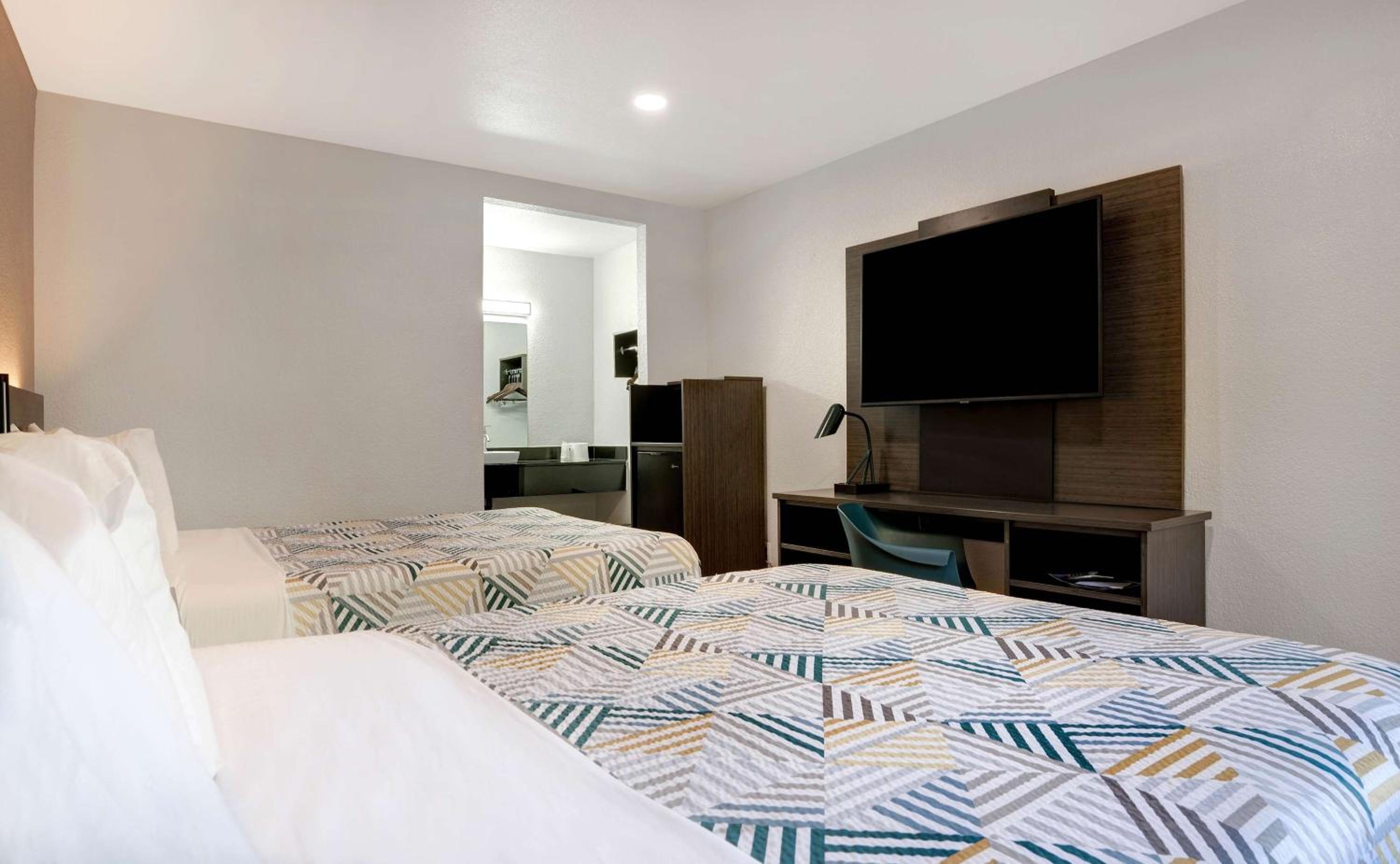 Deluxe Queen Room with Two Queen Beds photo 1