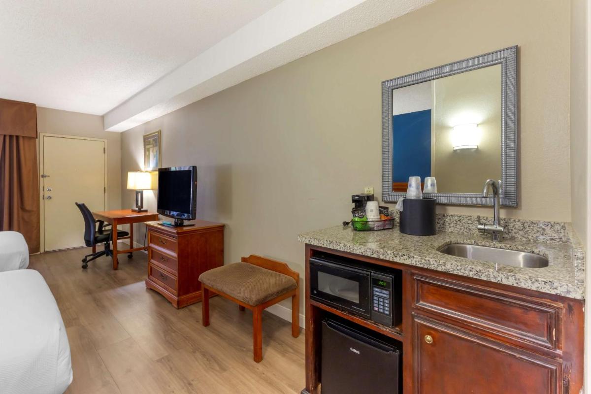 Queen Suite with Two Queen Beds - Non-Smoking photo 2