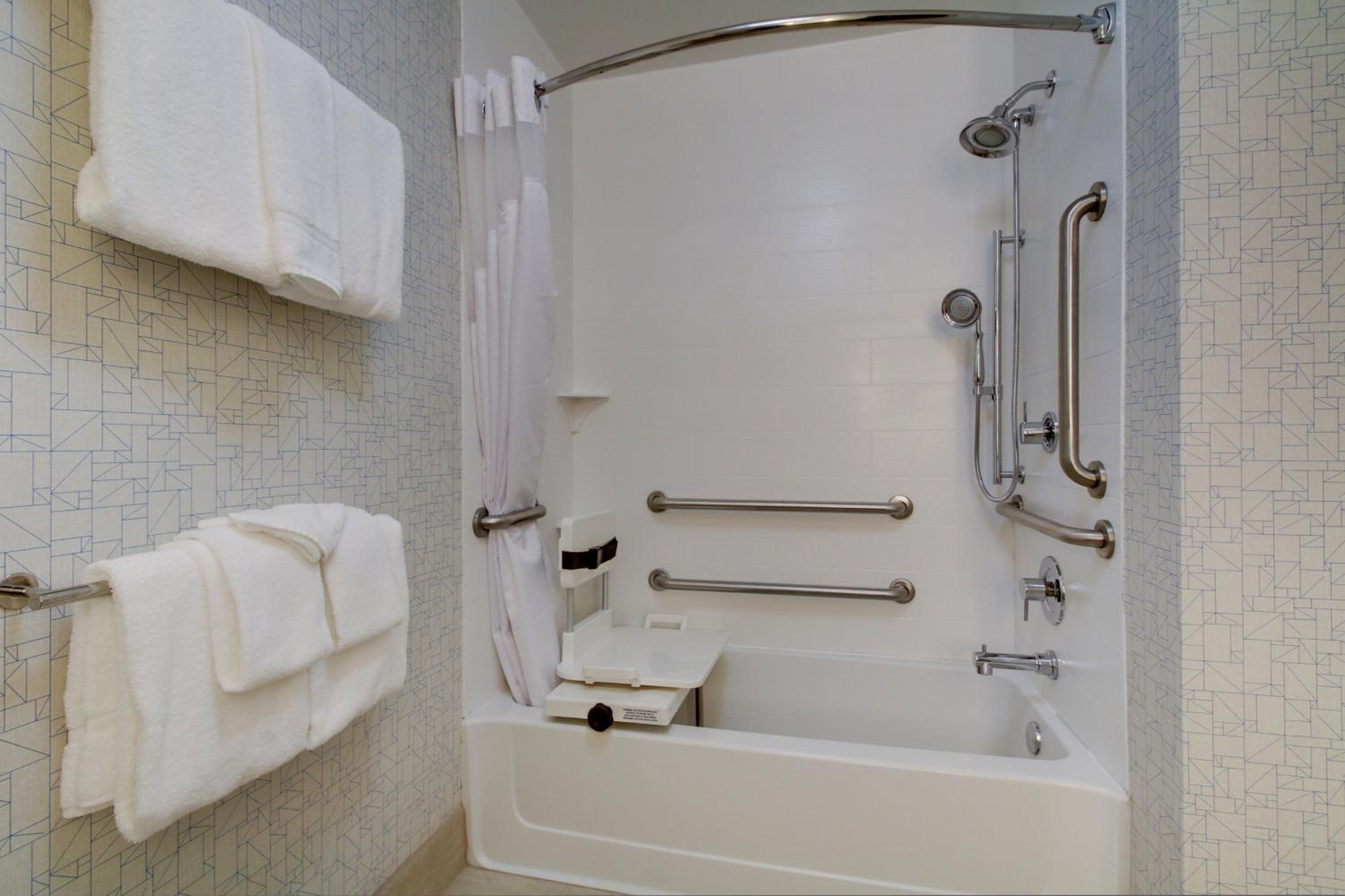 Standard Room with Two Queen Beds - Communications Accessible Tub - Photo 2