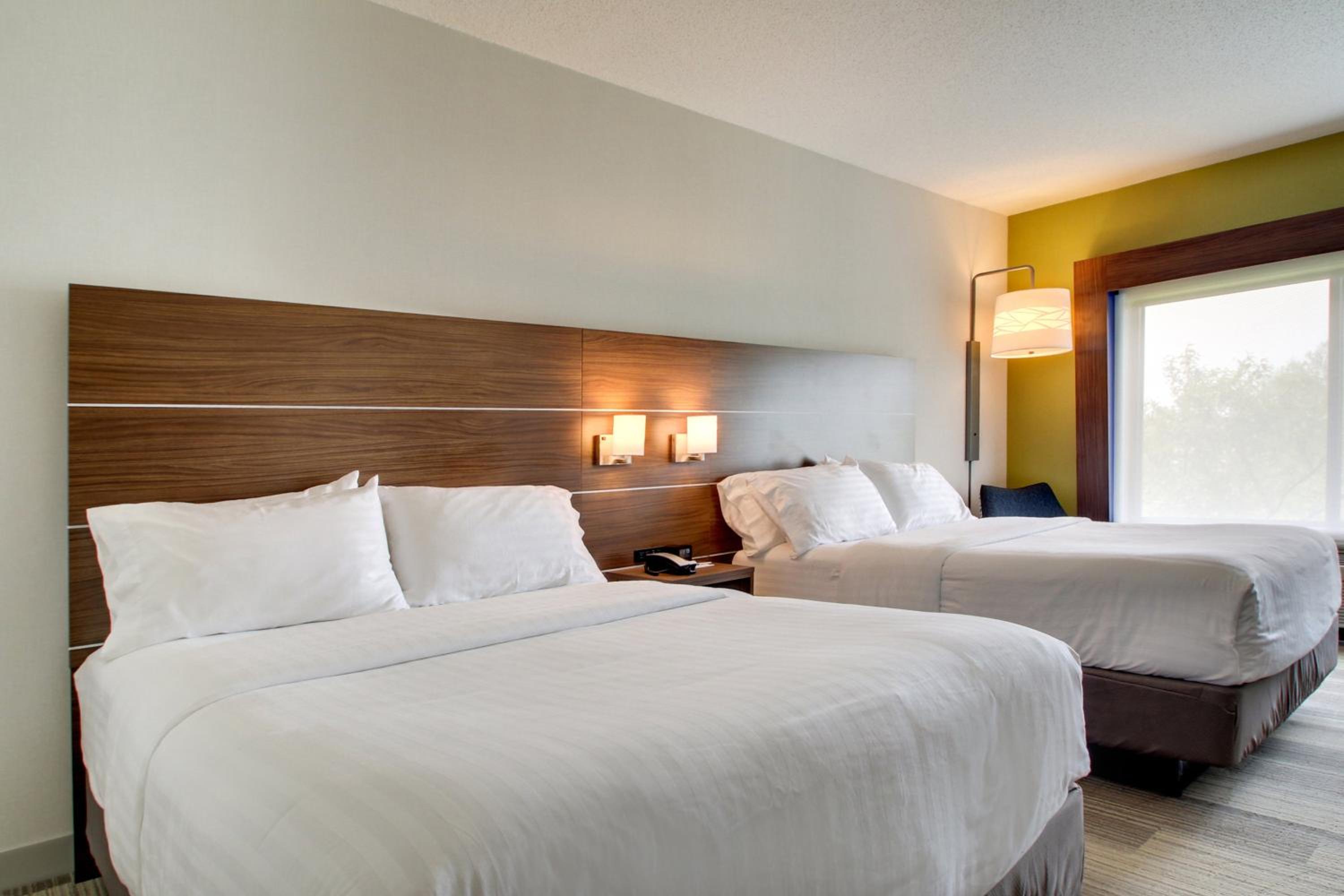 Standard Room with Two Queen Beds - Communications Accessible Tub - Photo 1