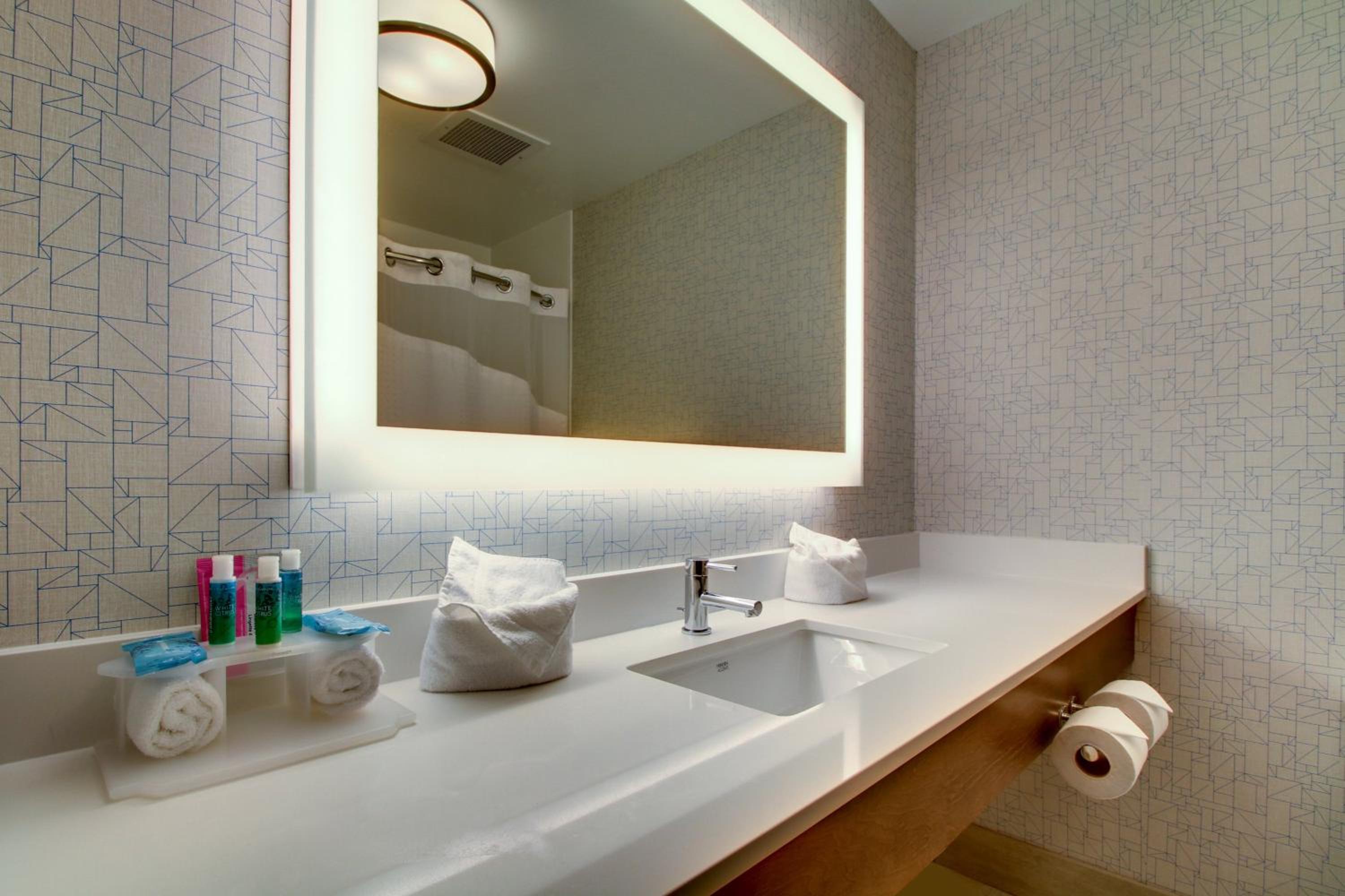 Standard King Room with Extra Floor Space - Photo 2