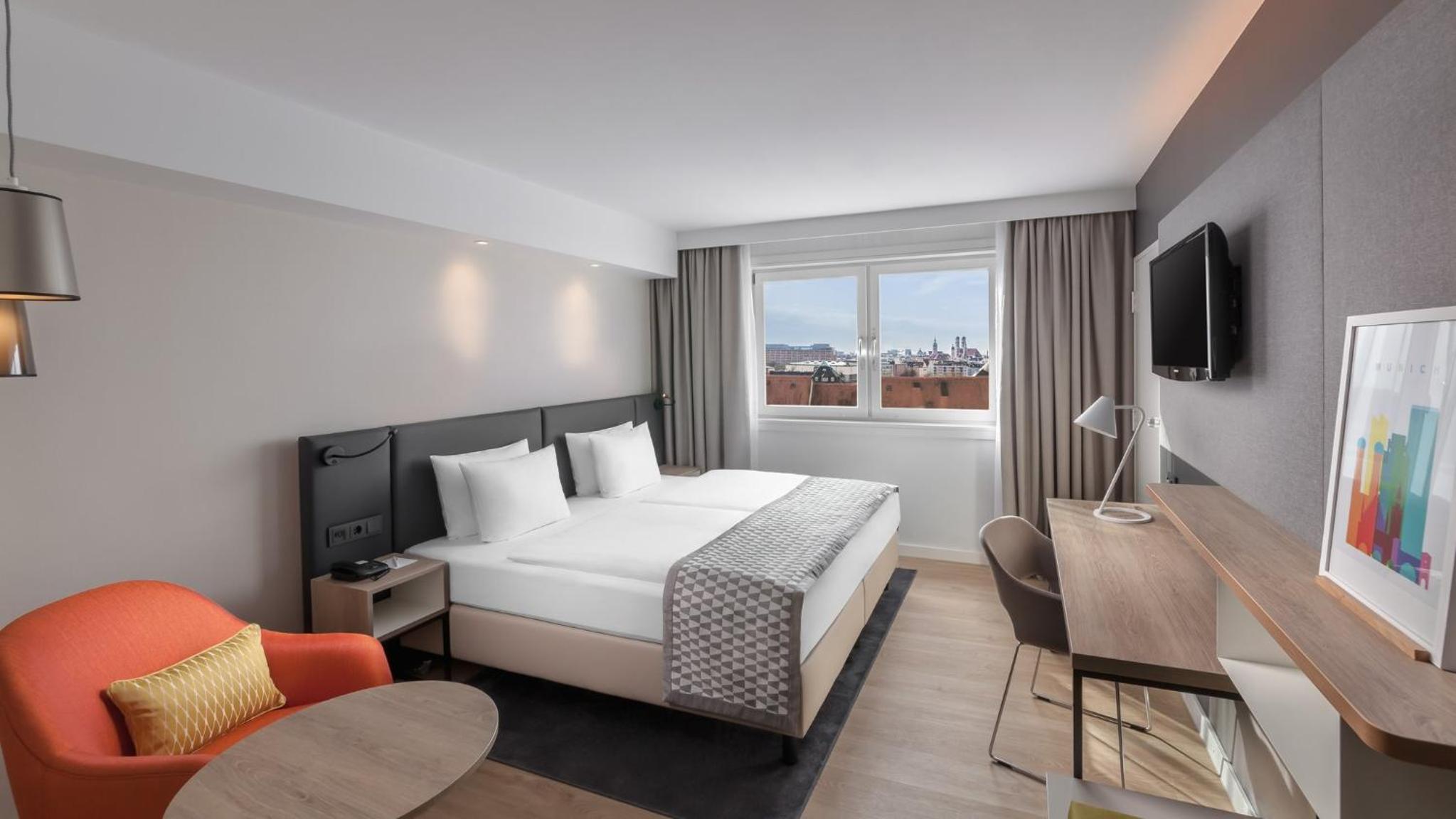Standard King Room with City View - Photo 3