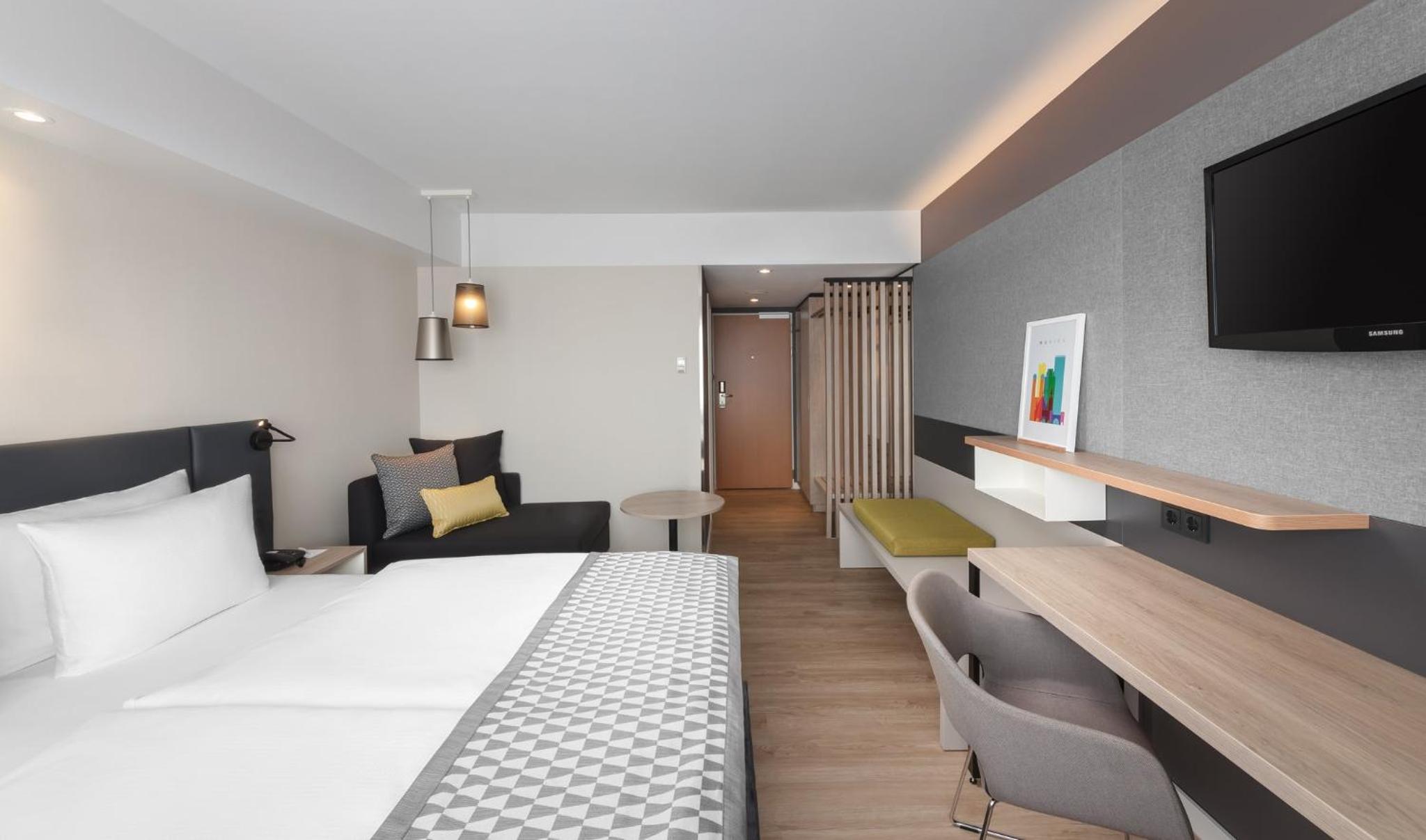 Standard King Room with City View - Photo 2