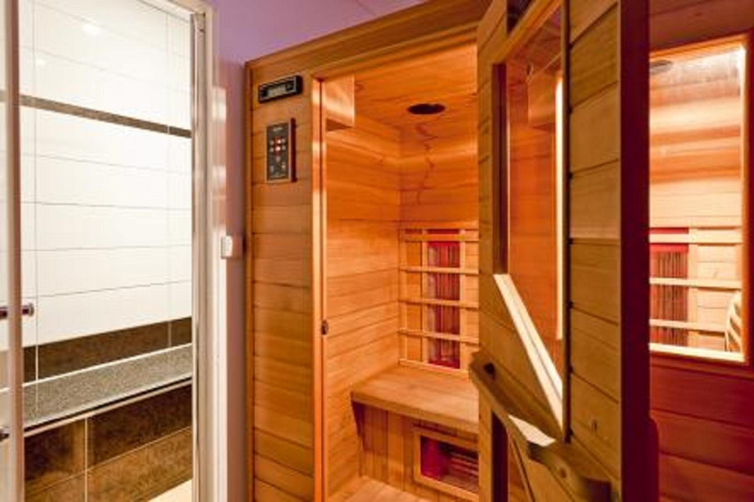 Six-Bedroom House photo 2