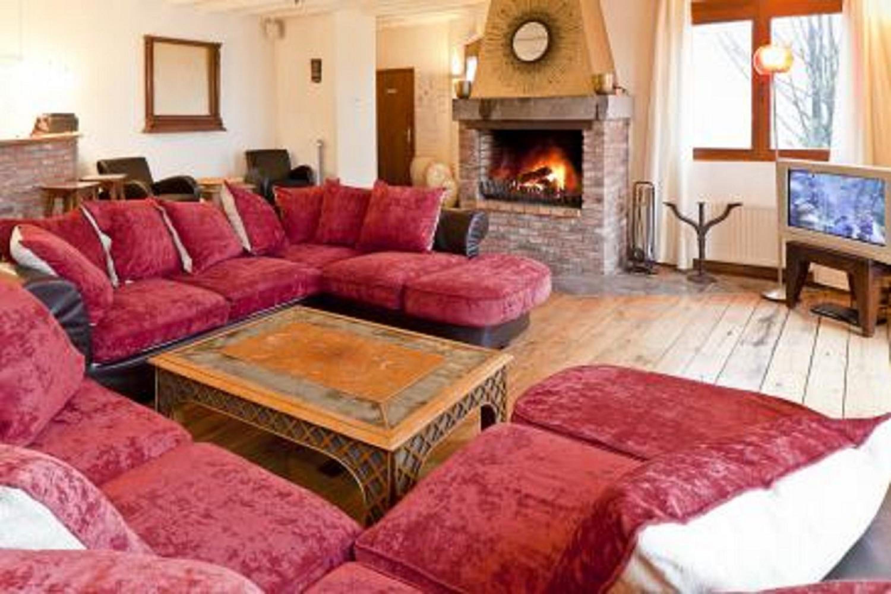 Six-Bedroom House photo 3