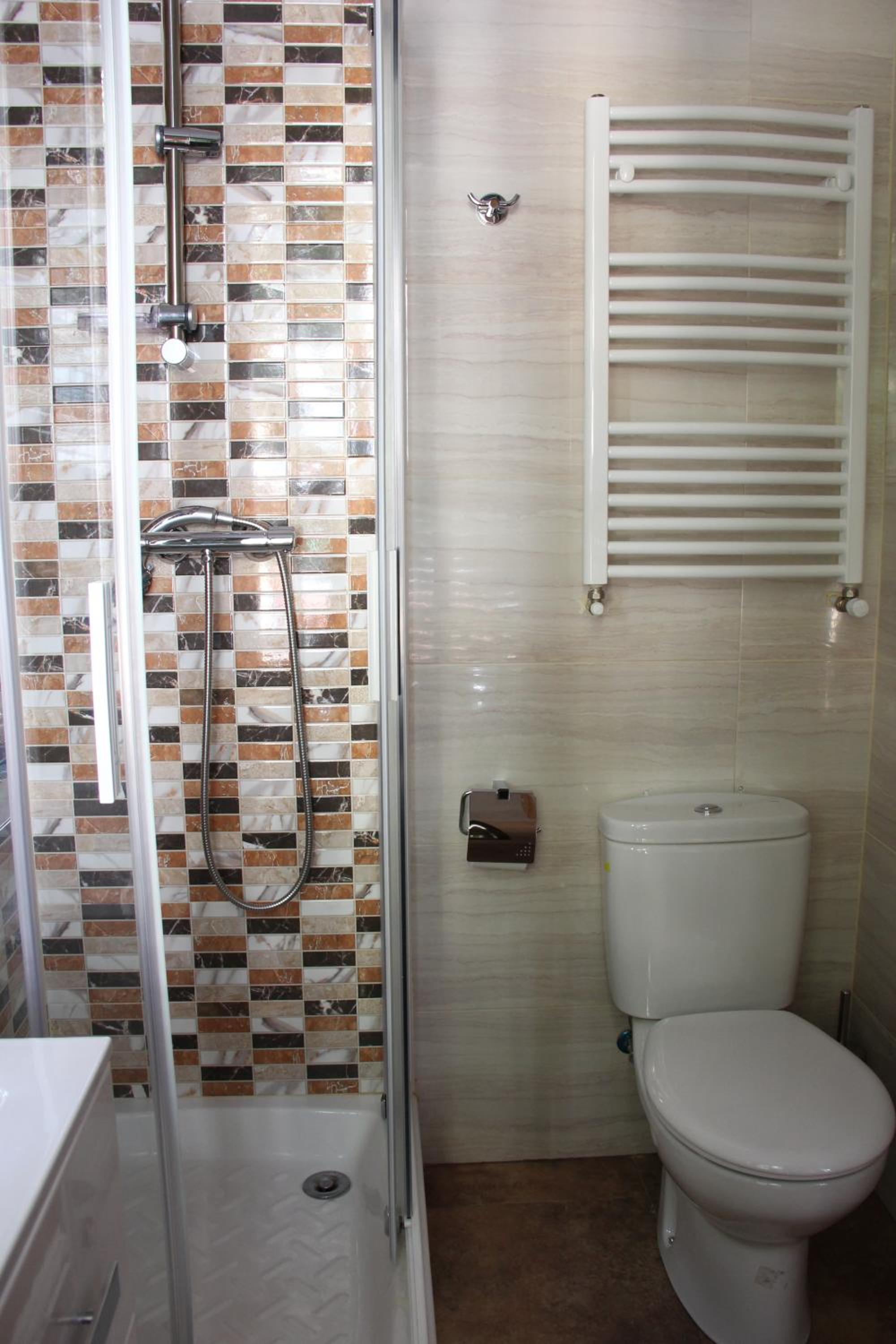 Large Double Room - Photo 2