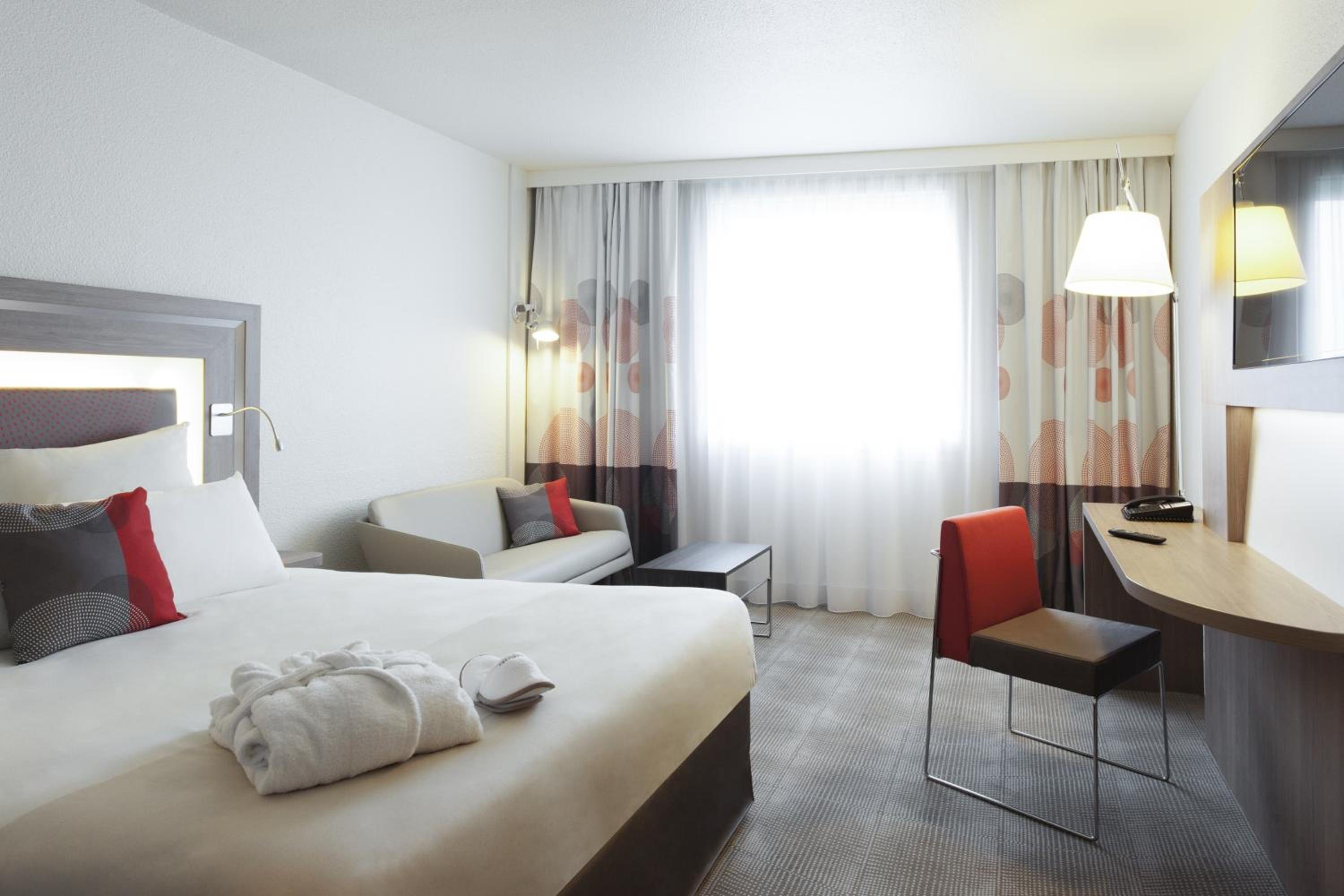 Executive Queen Room with Eiffel Tower View